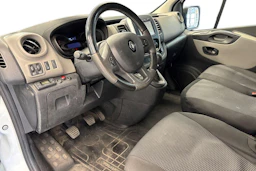 valkoinen Renault Trafic 2019 kuva 3.