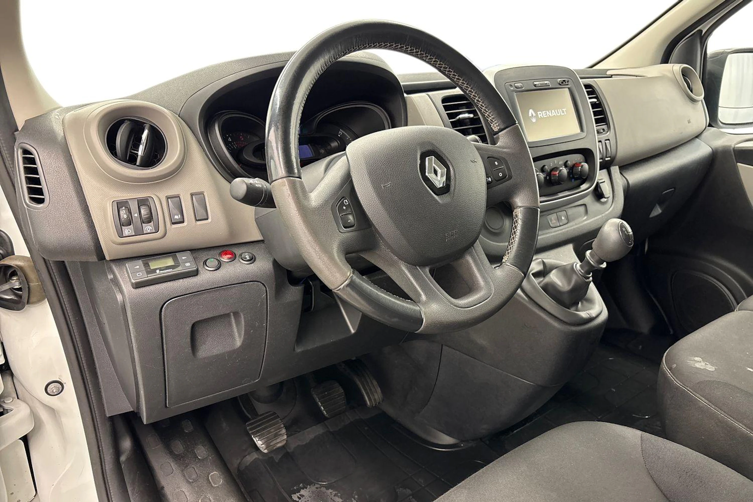 valkoinen Renault Trafic 2019 kuva 8.