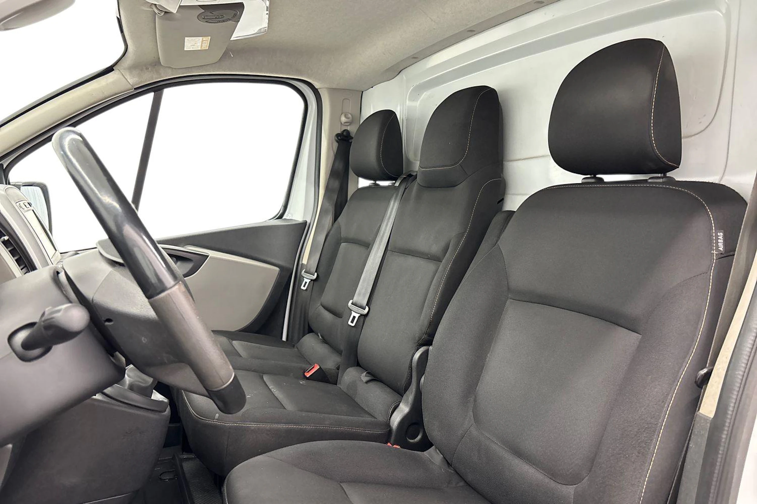 valkoinen Renault Trafic 2019 kuva 11.