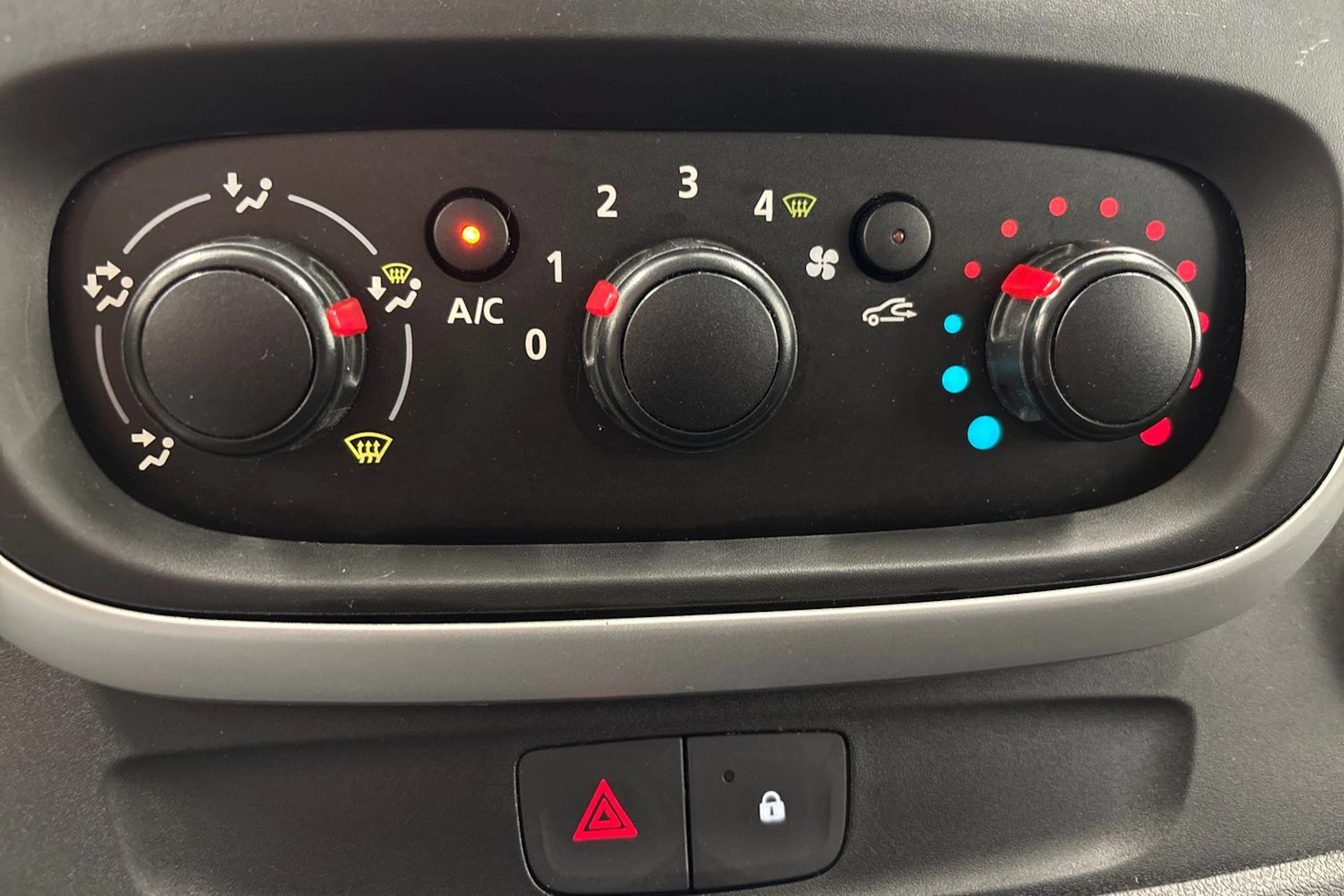valkoinen Renault Trafic 2019 kuva 16.