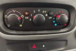 valkoinen Renault Trafic 2019 kuva 16.