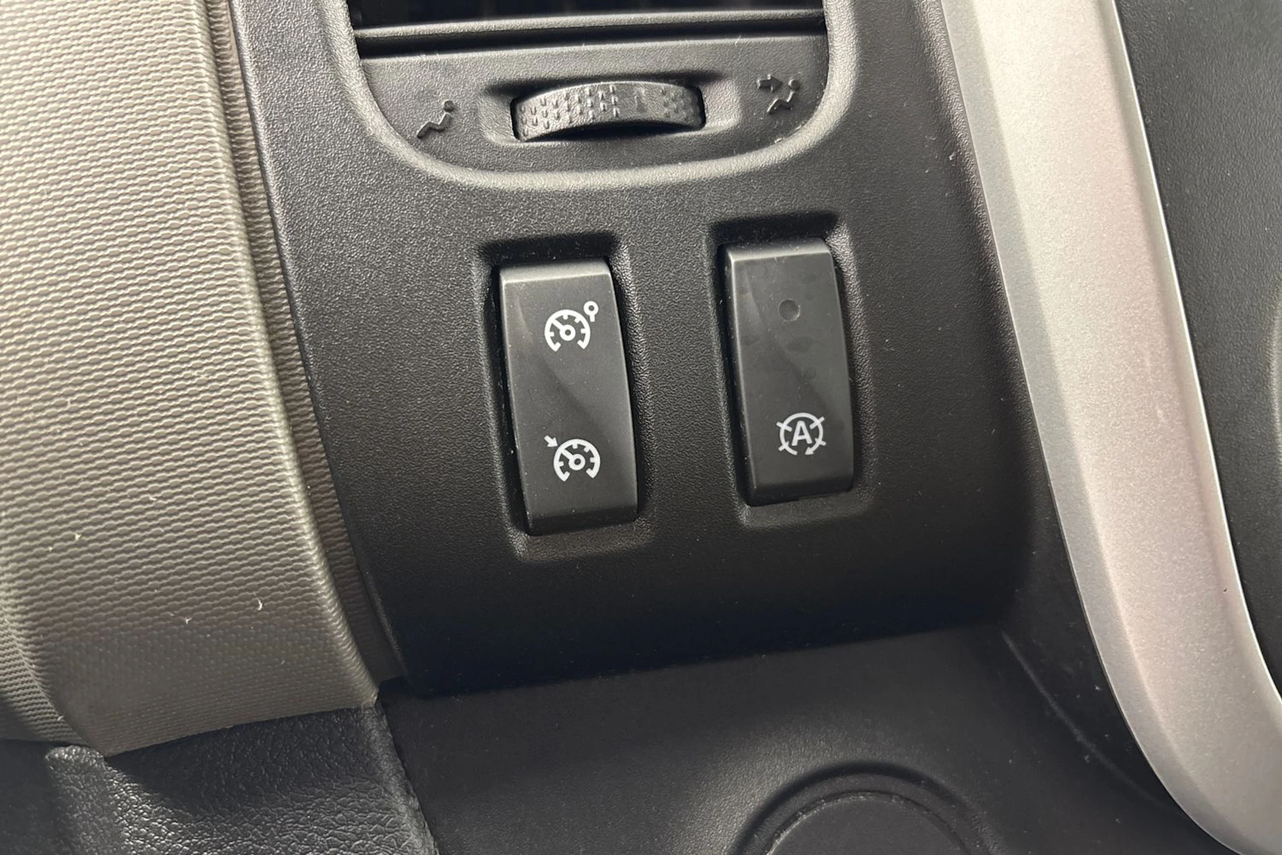 valkoinen Renault Trafic 2019 kuva 23.