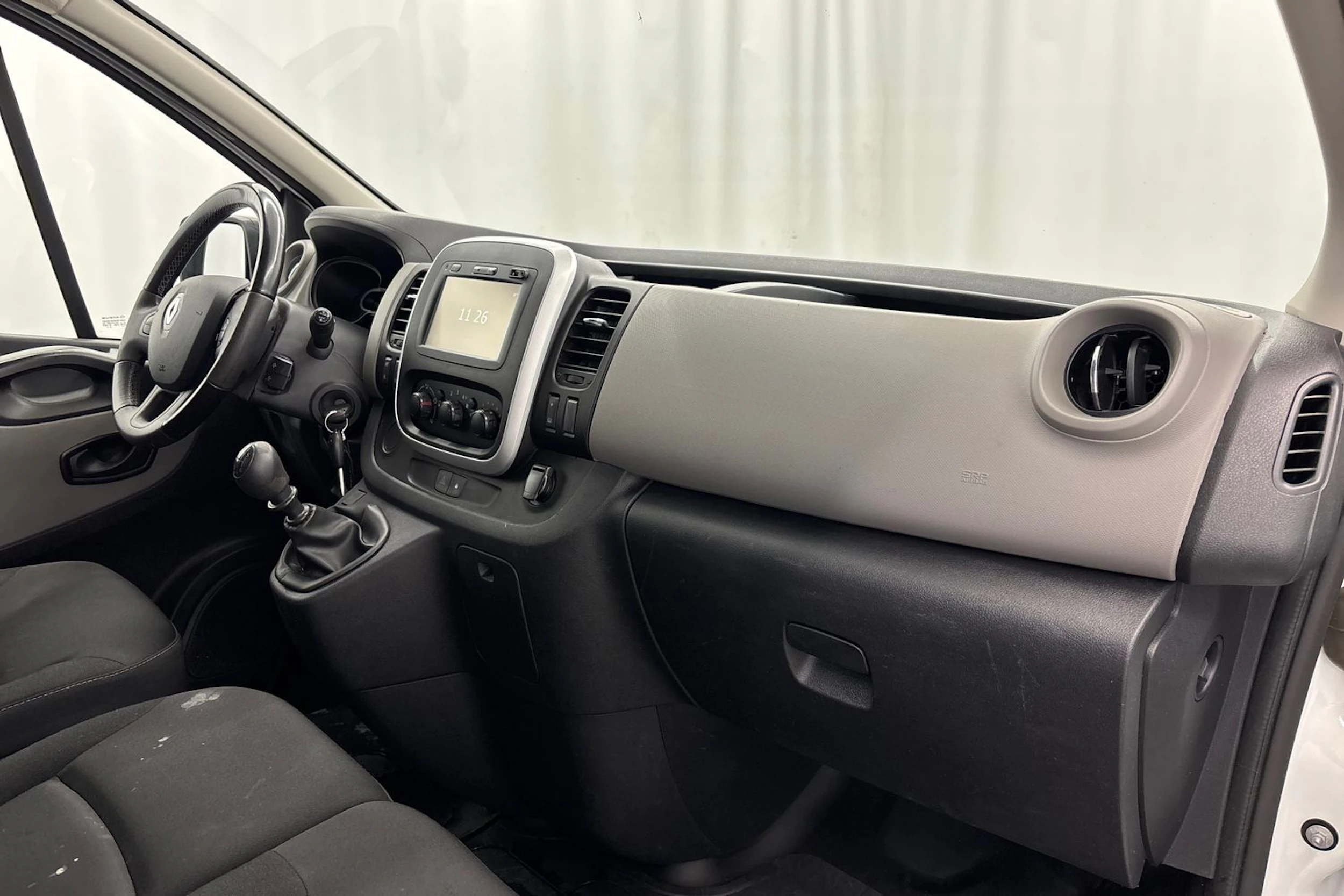 valkoinen Renault Trafic 2019 kuva 24.