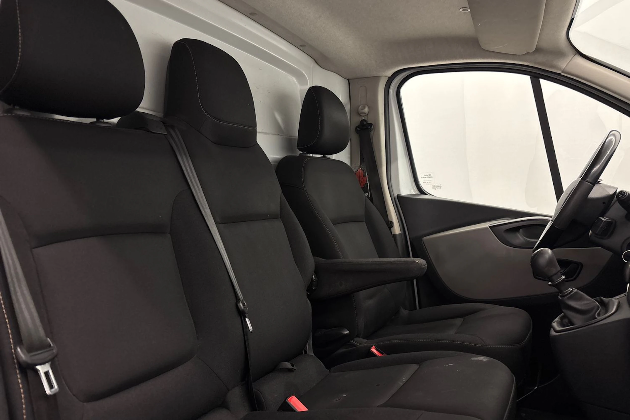valkoinen Renault Trafic 2019 kuva 25.