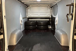 valkoinen Renault Trafic 2019 kuva 27.