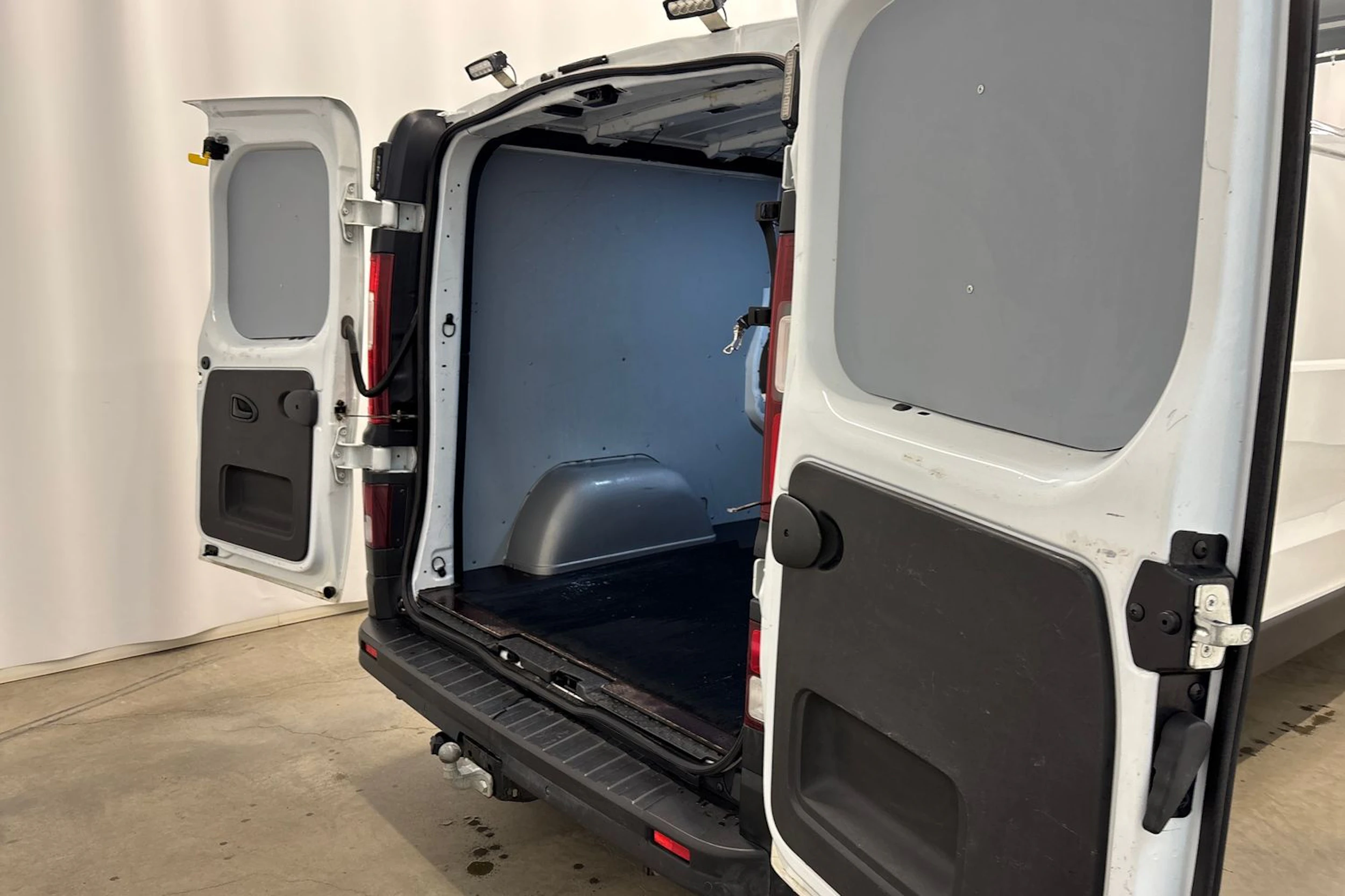 valkoinen Renault Trafic 2019 kuva 28.