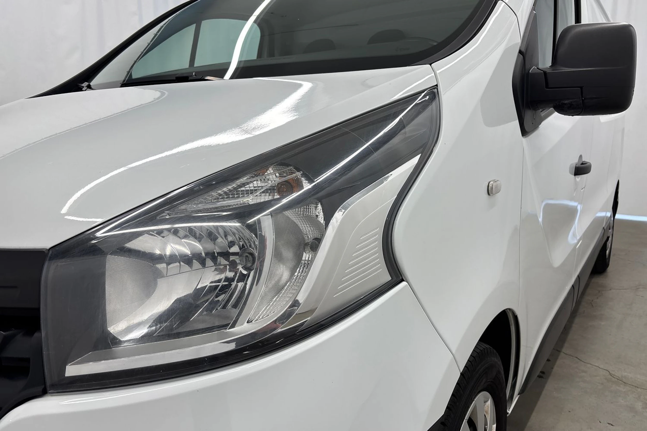 valkoinen Renault Trafic 2019 kuva 29.