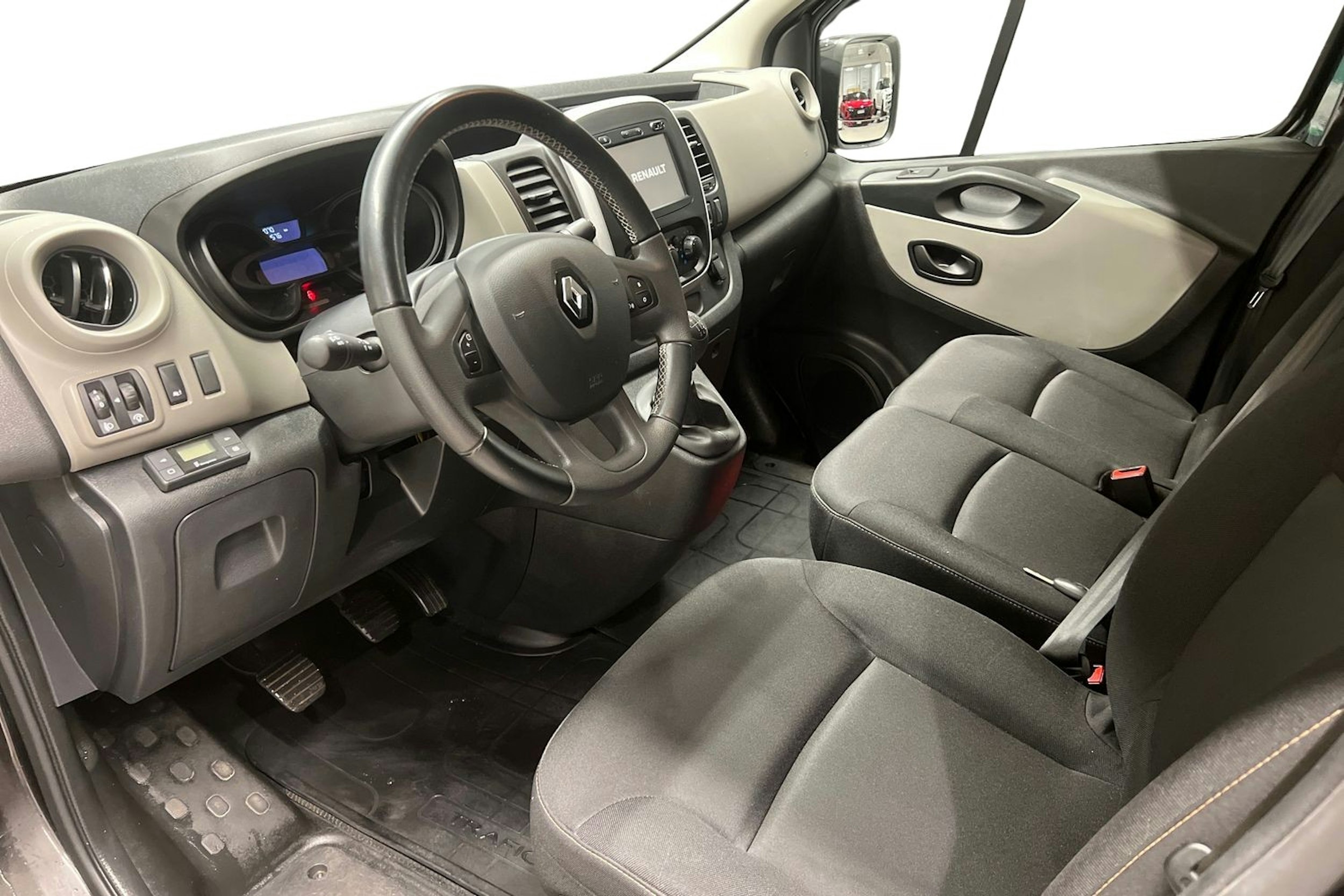 musta Renault Trafic 2019 kuva 7.