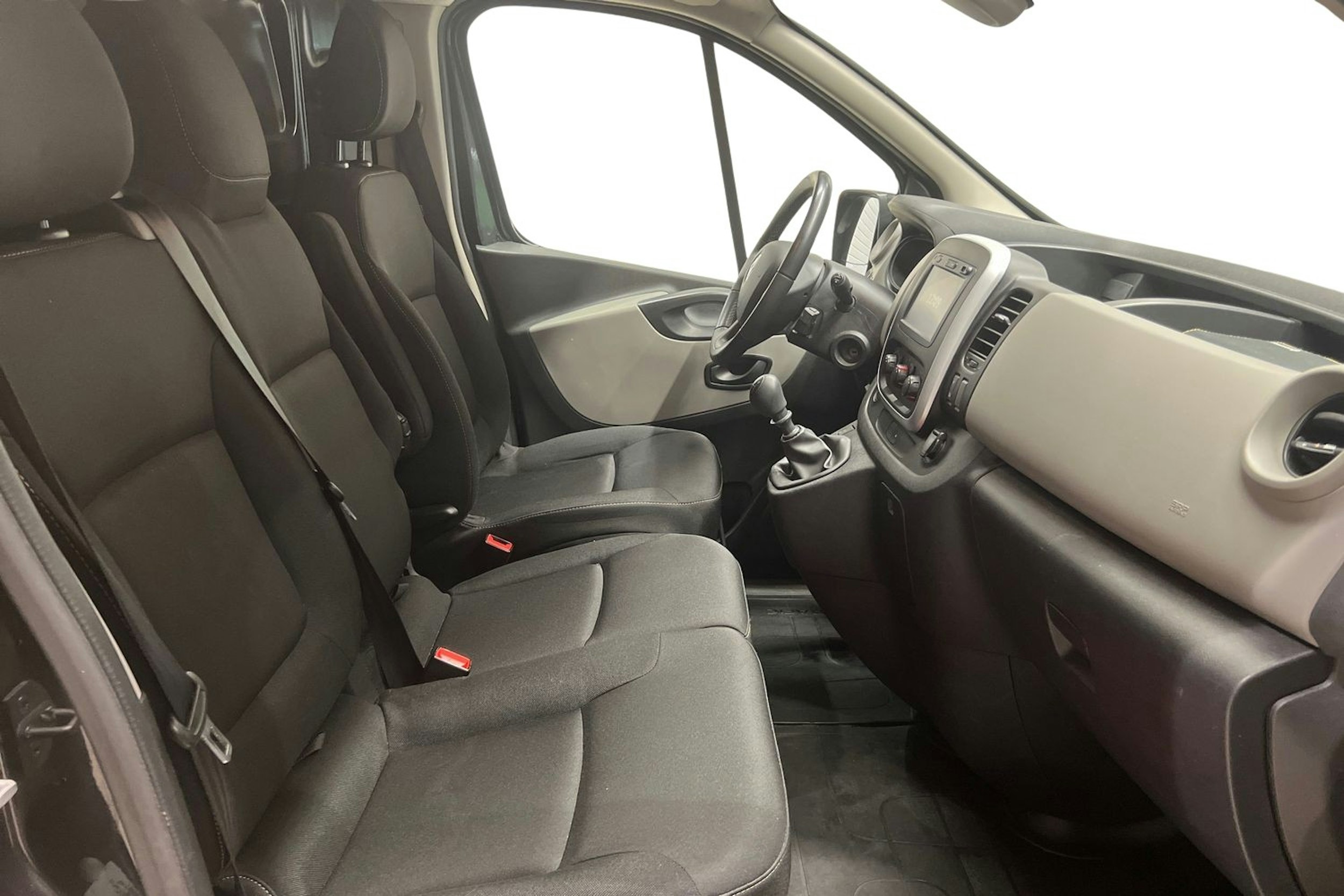 musta Renault Trafic 2019 kuva 10.