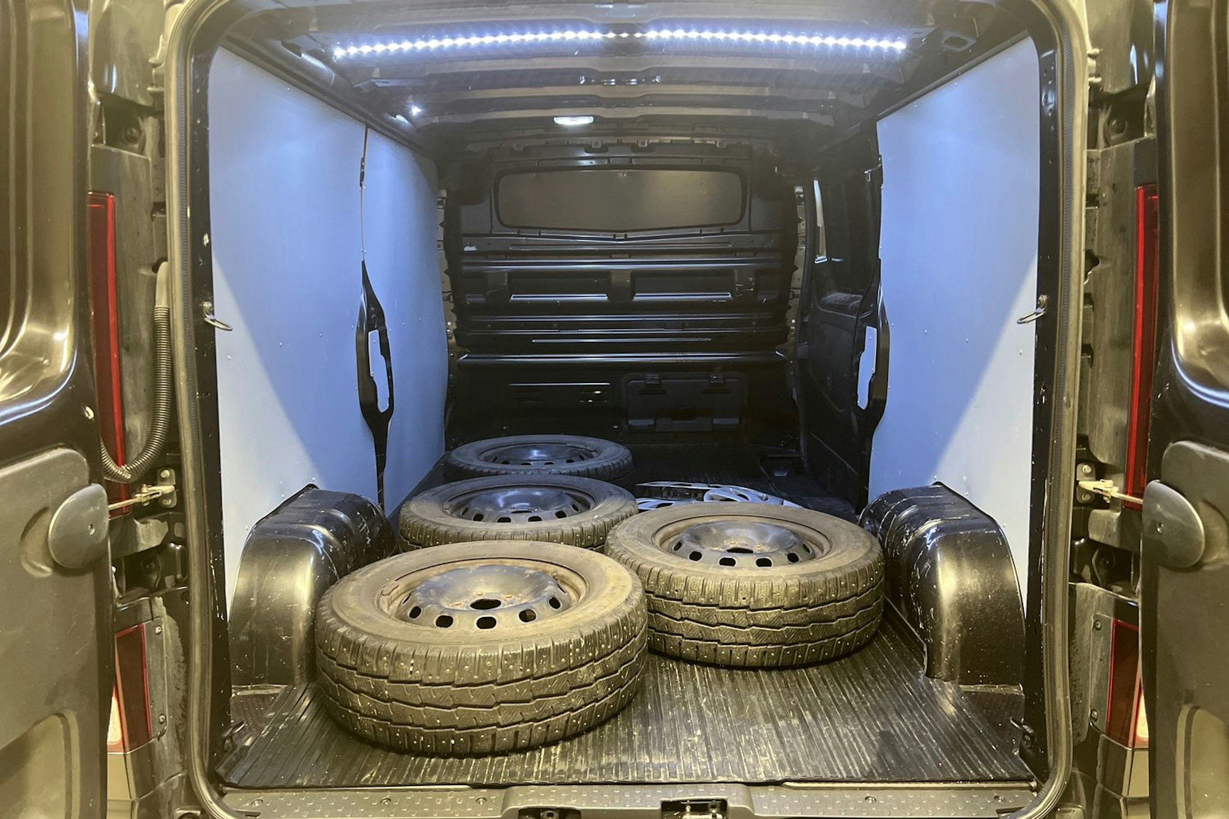 musta Renault Trafic 2019 kuva 17.
