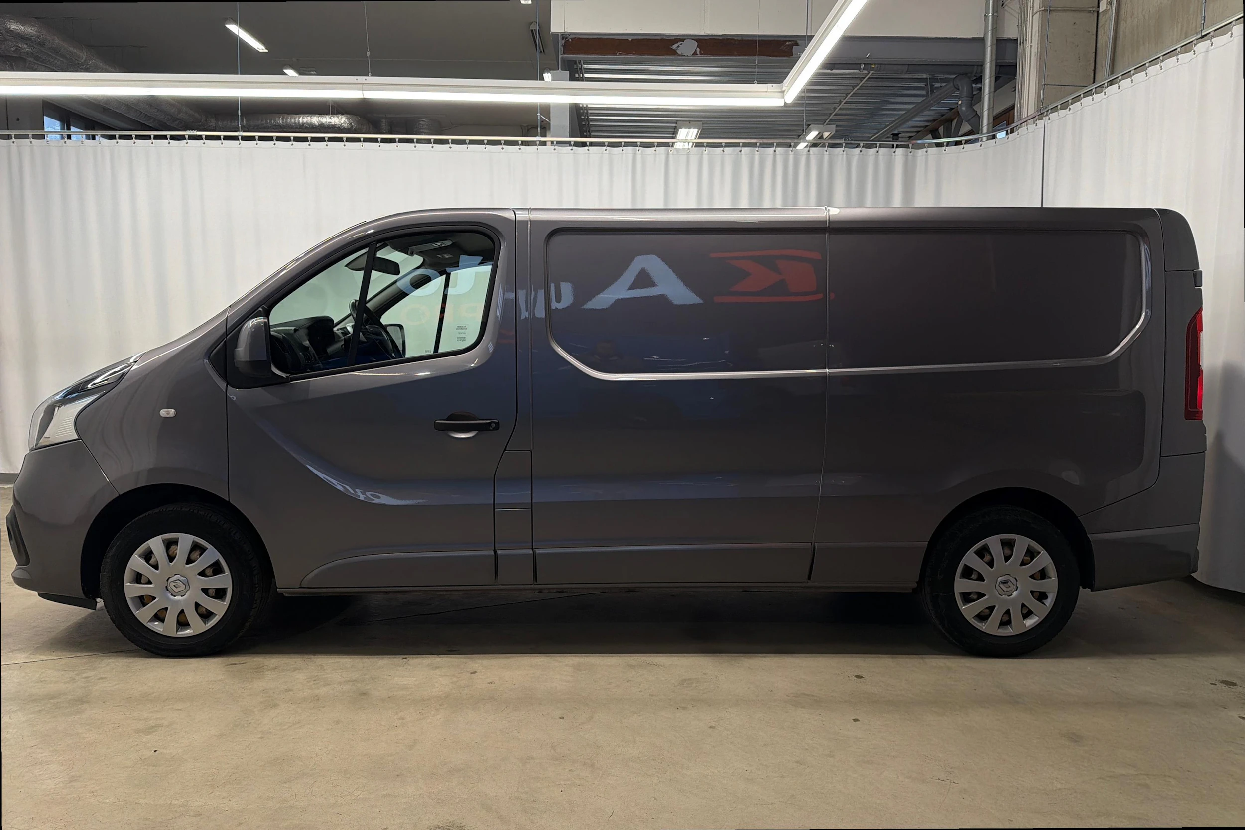 harmaa Renault Trafic 2019 kuva 6.