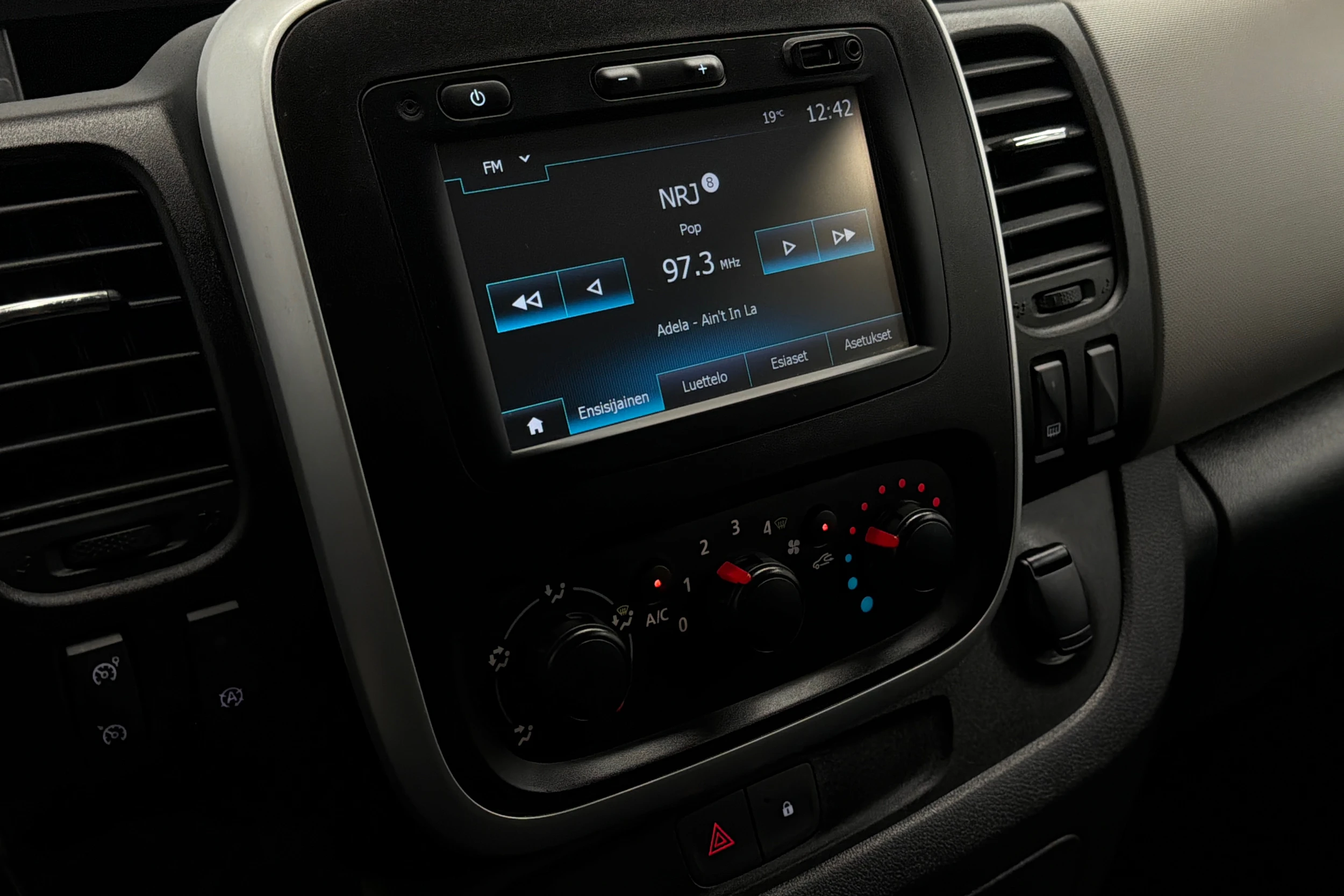 harmaa Renault Trafic 2019 kuva 16.