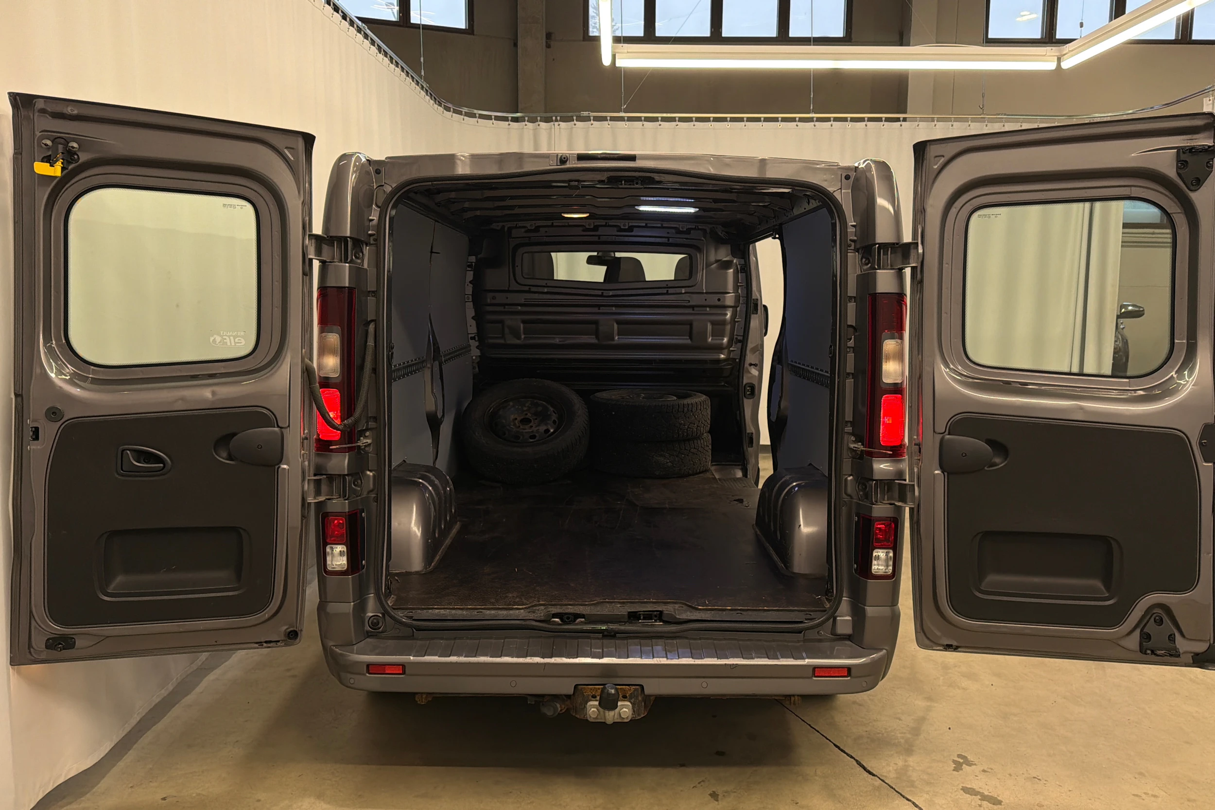 harmaa Renault Trafic 2019 kuva 20.
