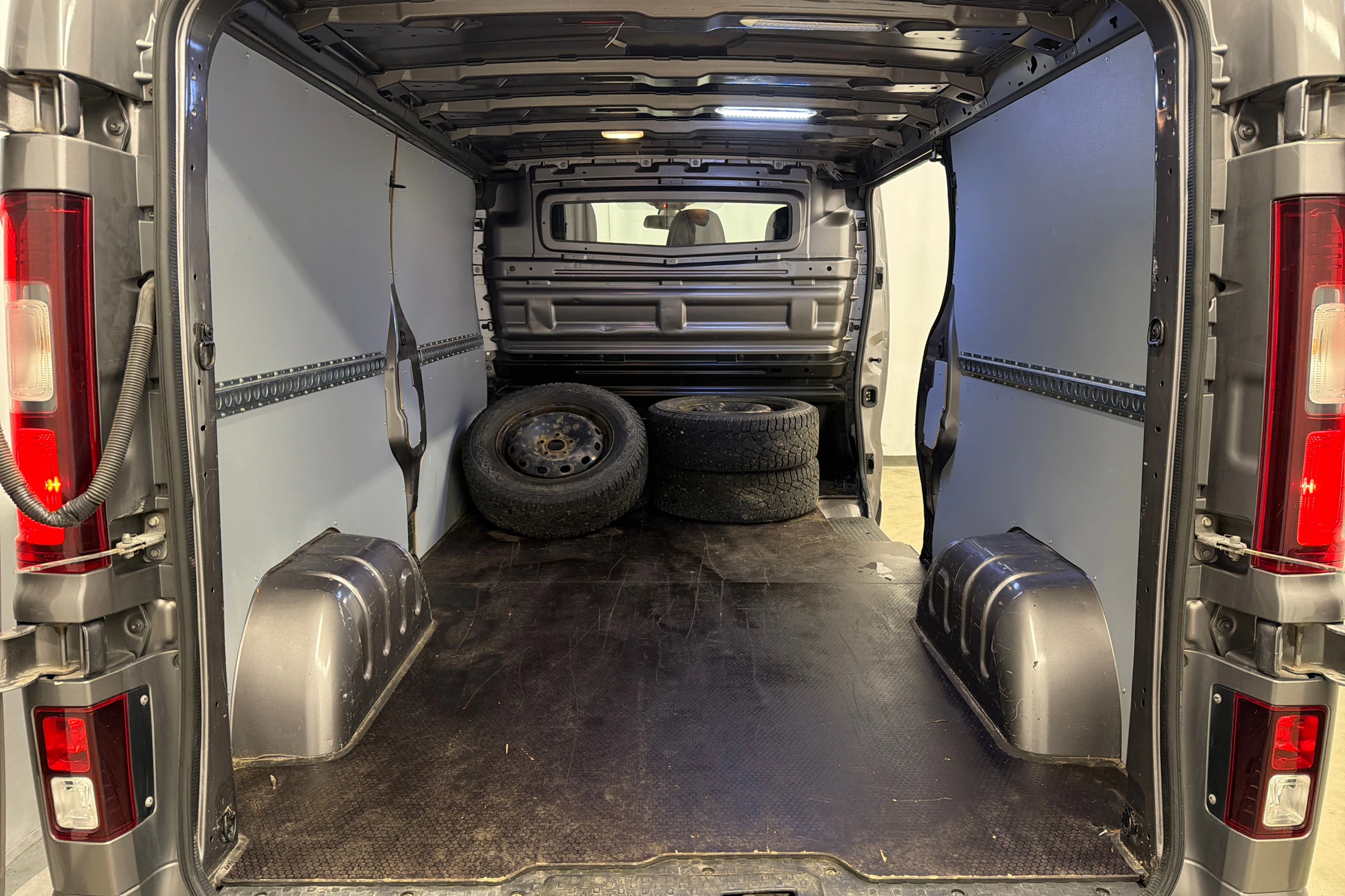 harmaa Renault Trafic 2019 kuva 21.