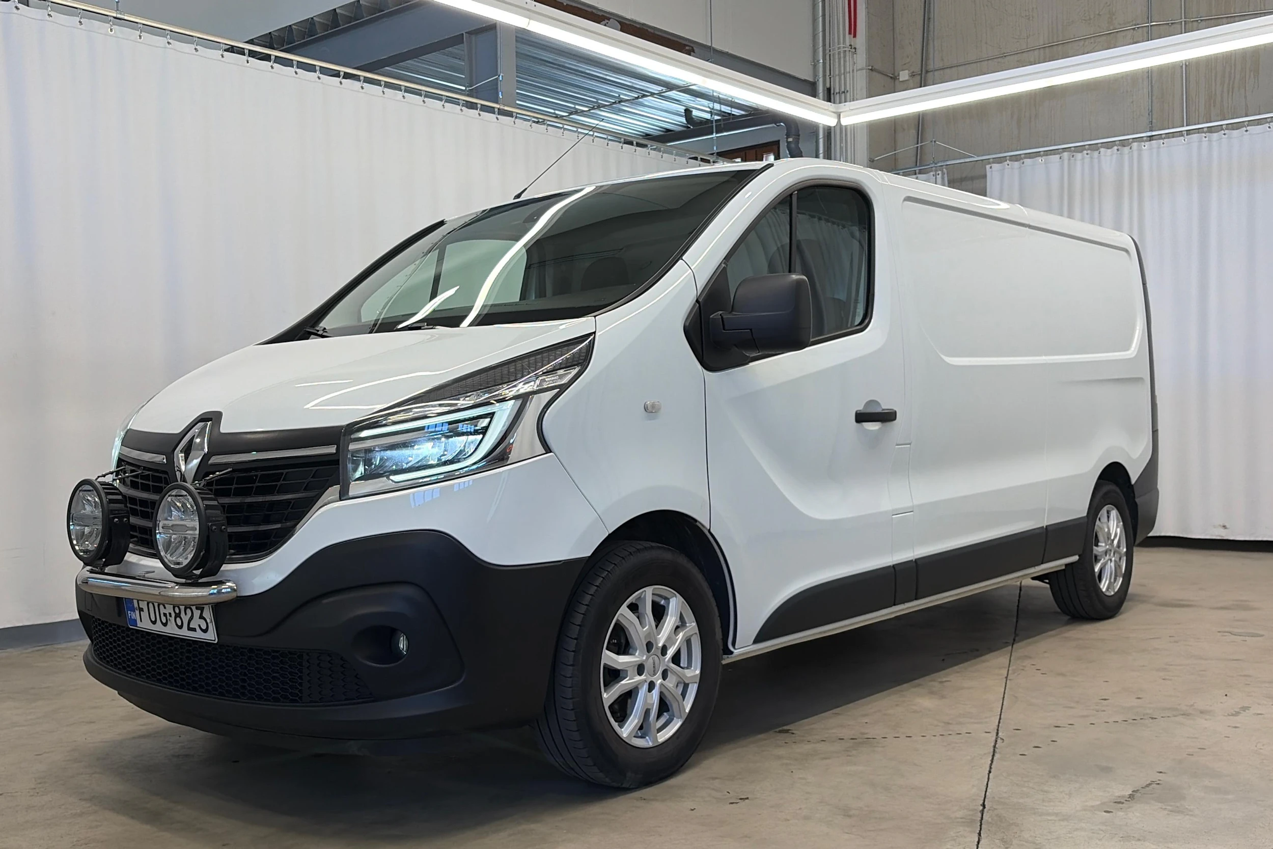 valkoinen Renault Trafic 2020 kuva 6.