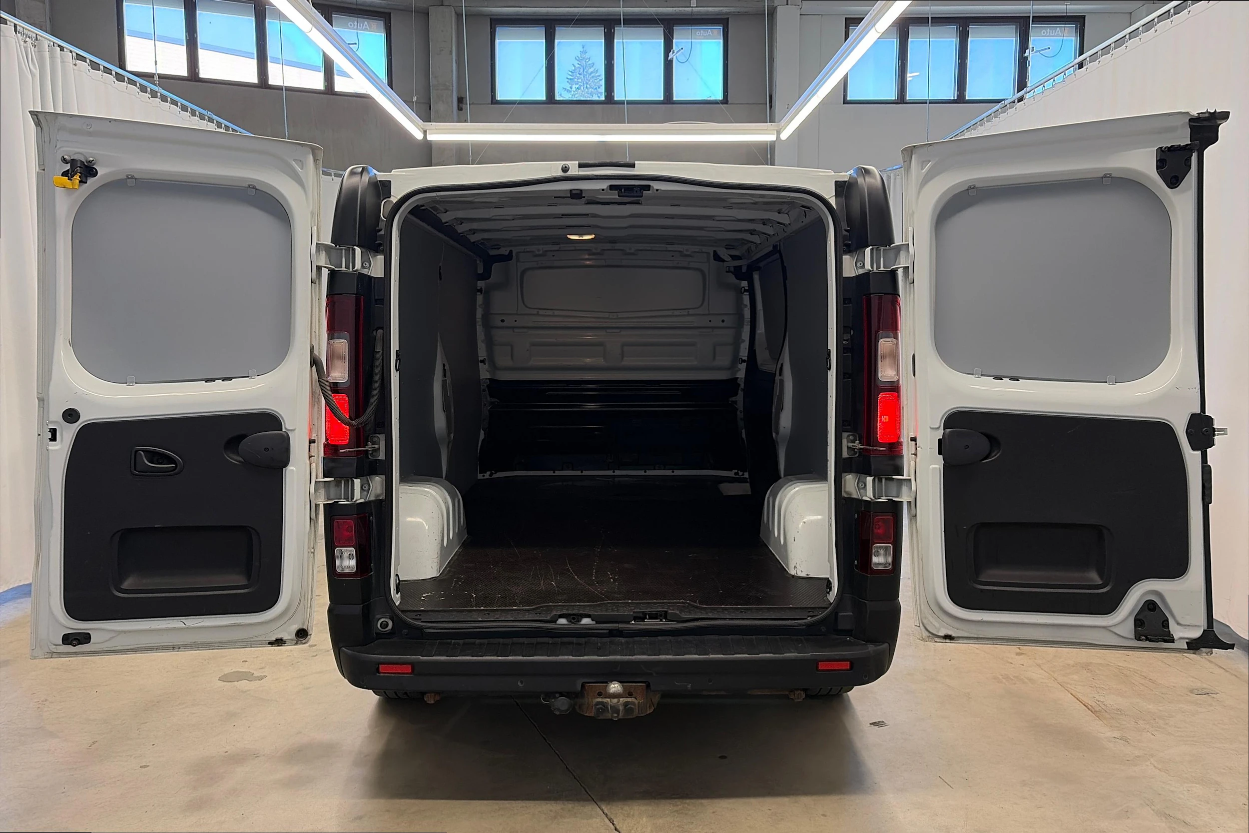 valkoinen Renault Trafic 2020 kuva 8.
