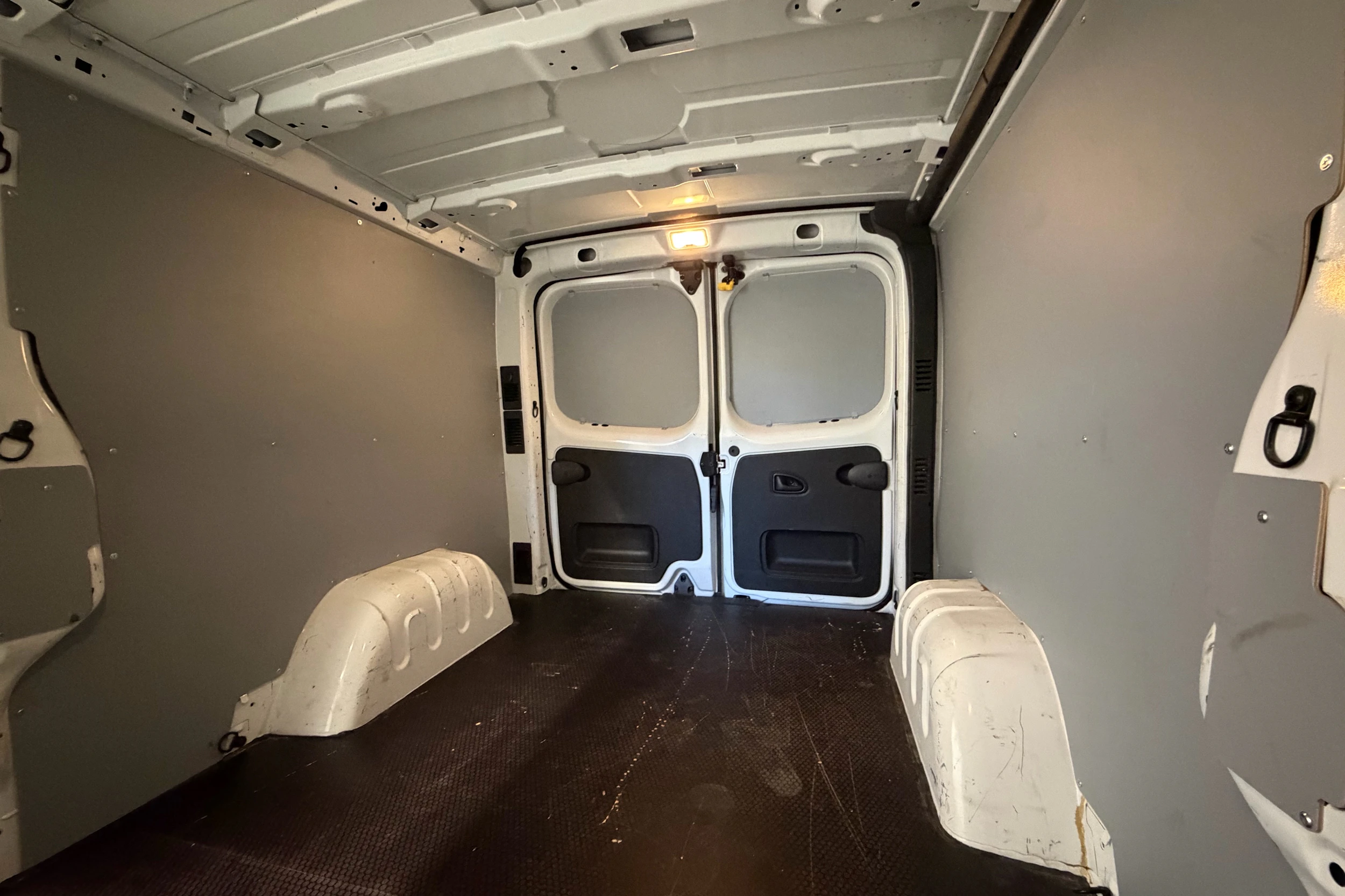 valkoinen Renault Trafic 2020 kuva 10.