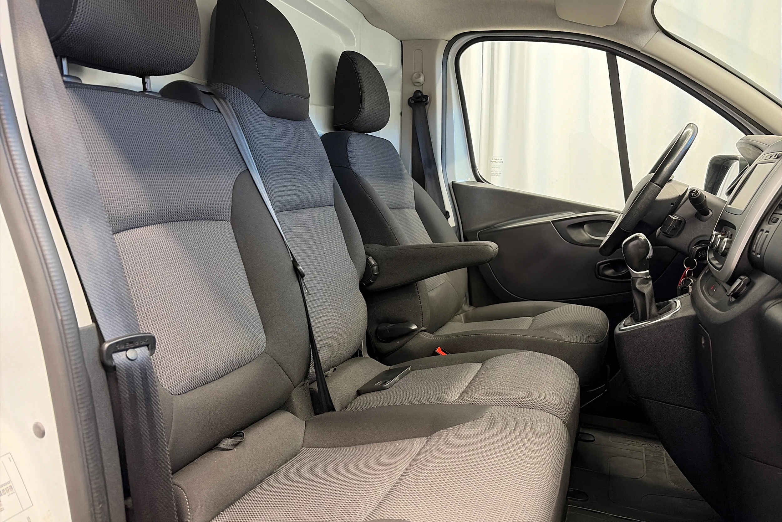 valkoinen Renault Trafic 2020 kuva 12.