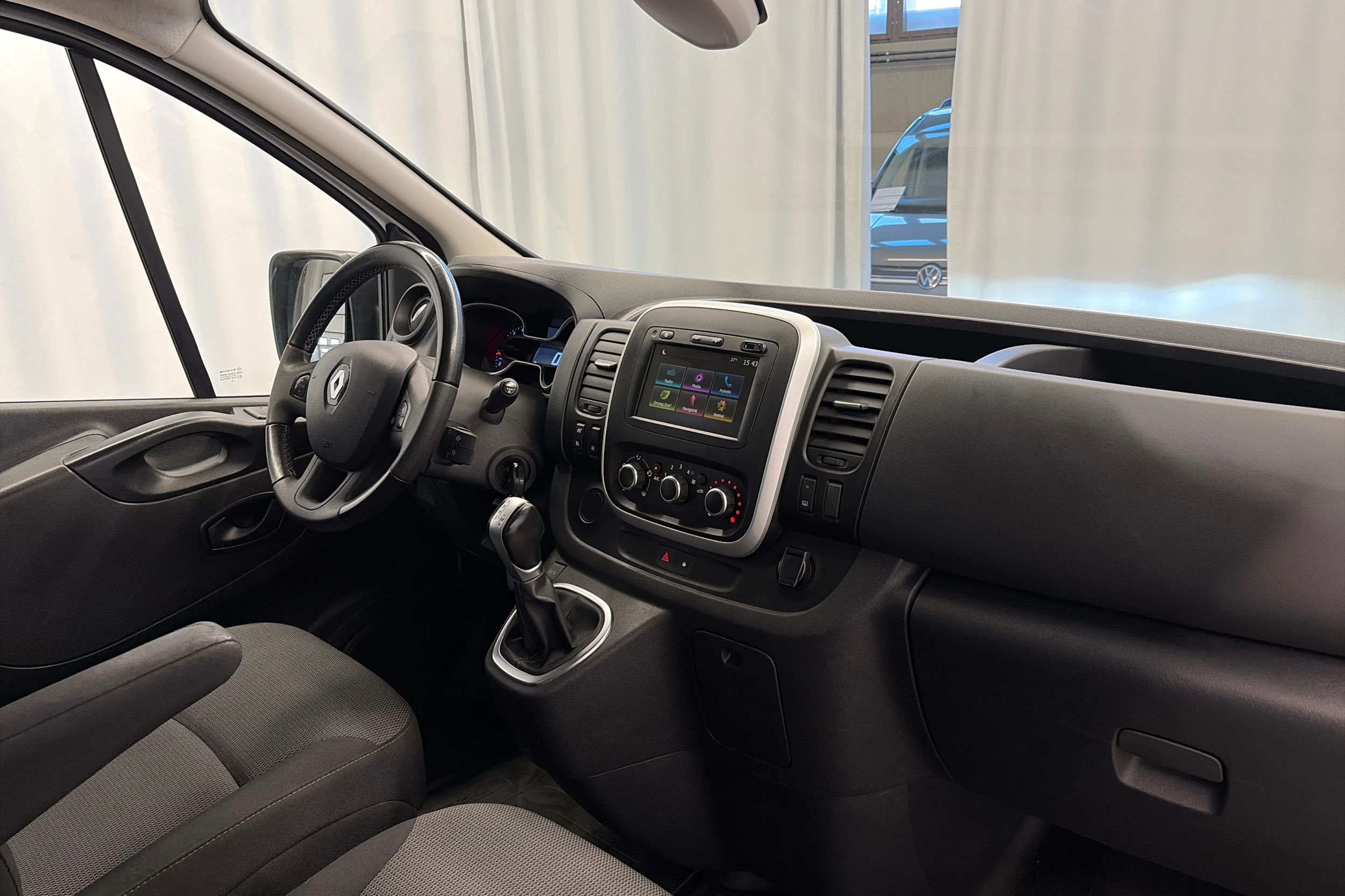 valkoinen Renault Trafic 2020 kuva 13.
