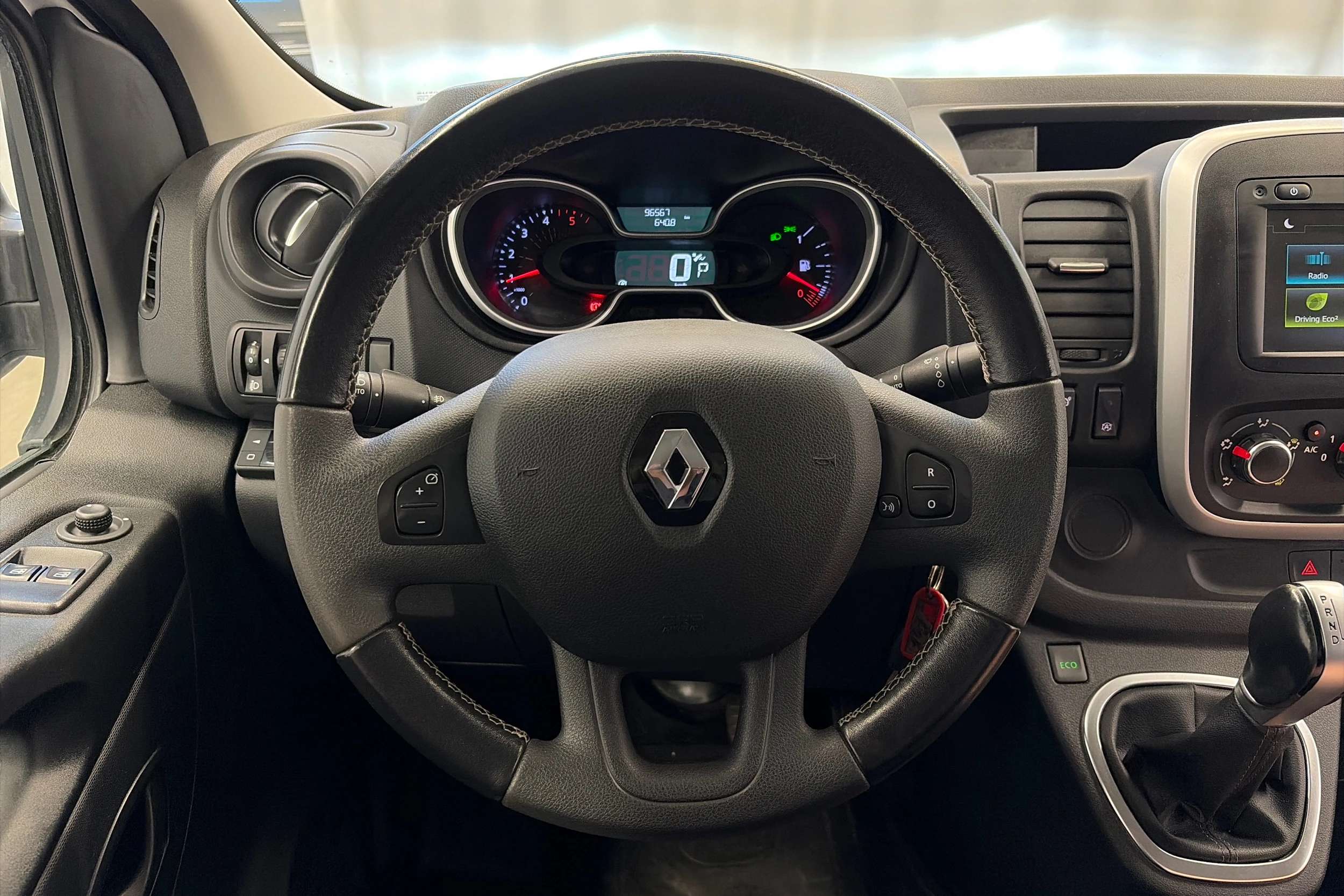 valkoinen Renault Trafic 2020 kuva 14.