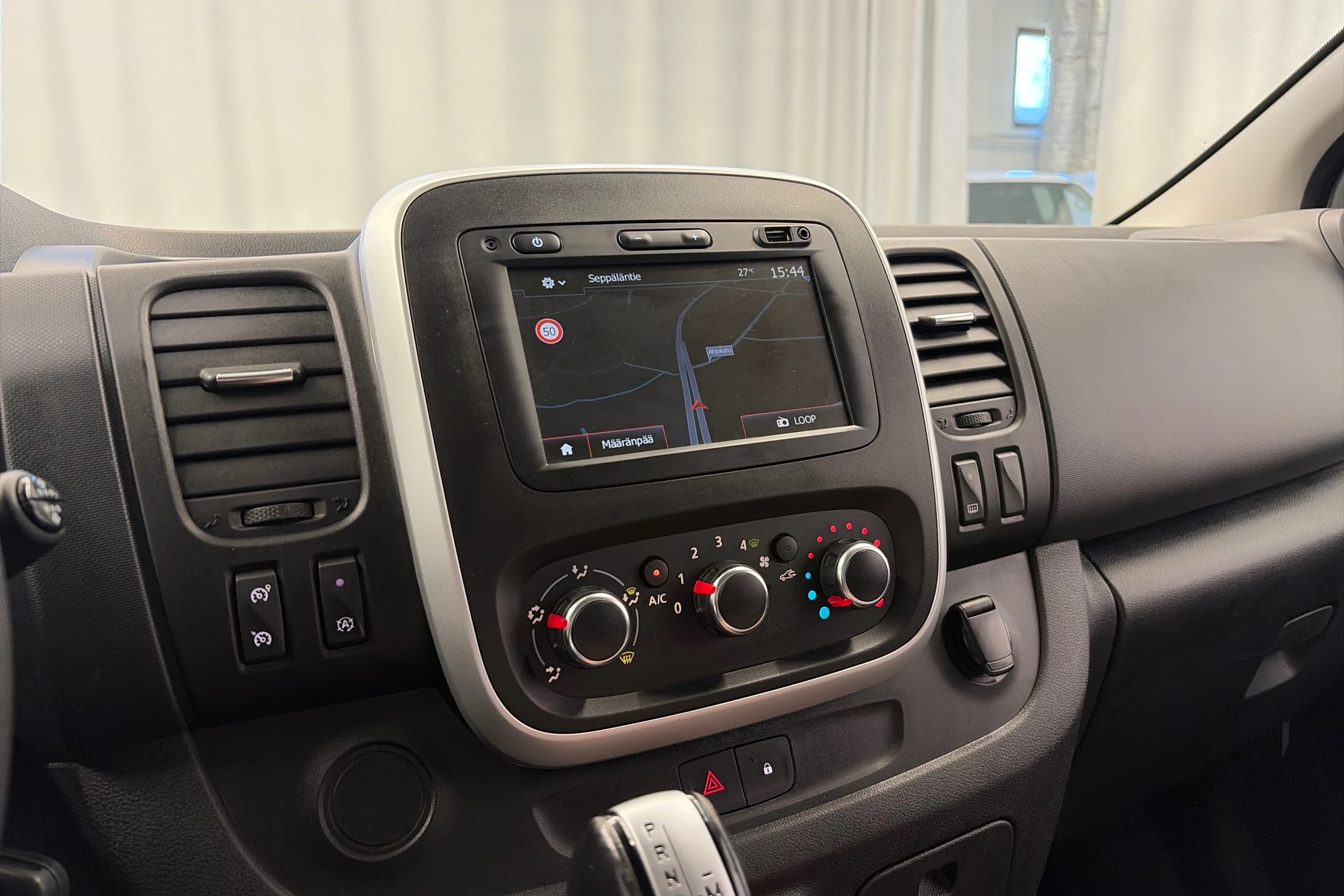 valkoinen Renault Trafic 2020 kuva 15.