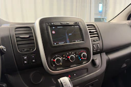 valkoinen Renault Trafic 2020 kuva 15.