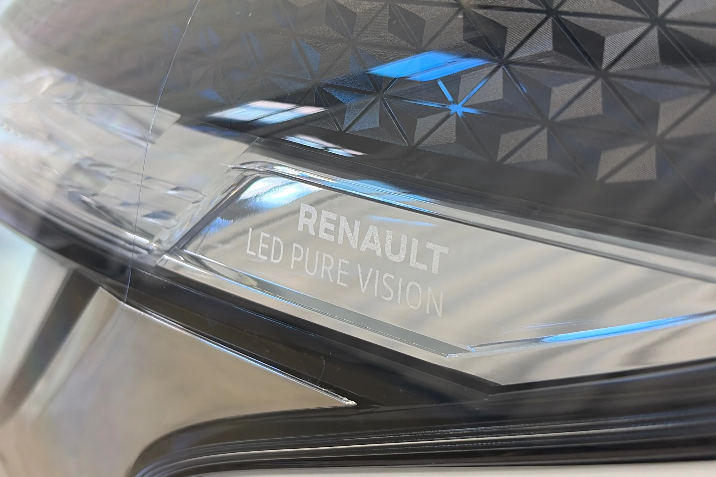 valkoinen Renault Trafic 2020 kuva 22.