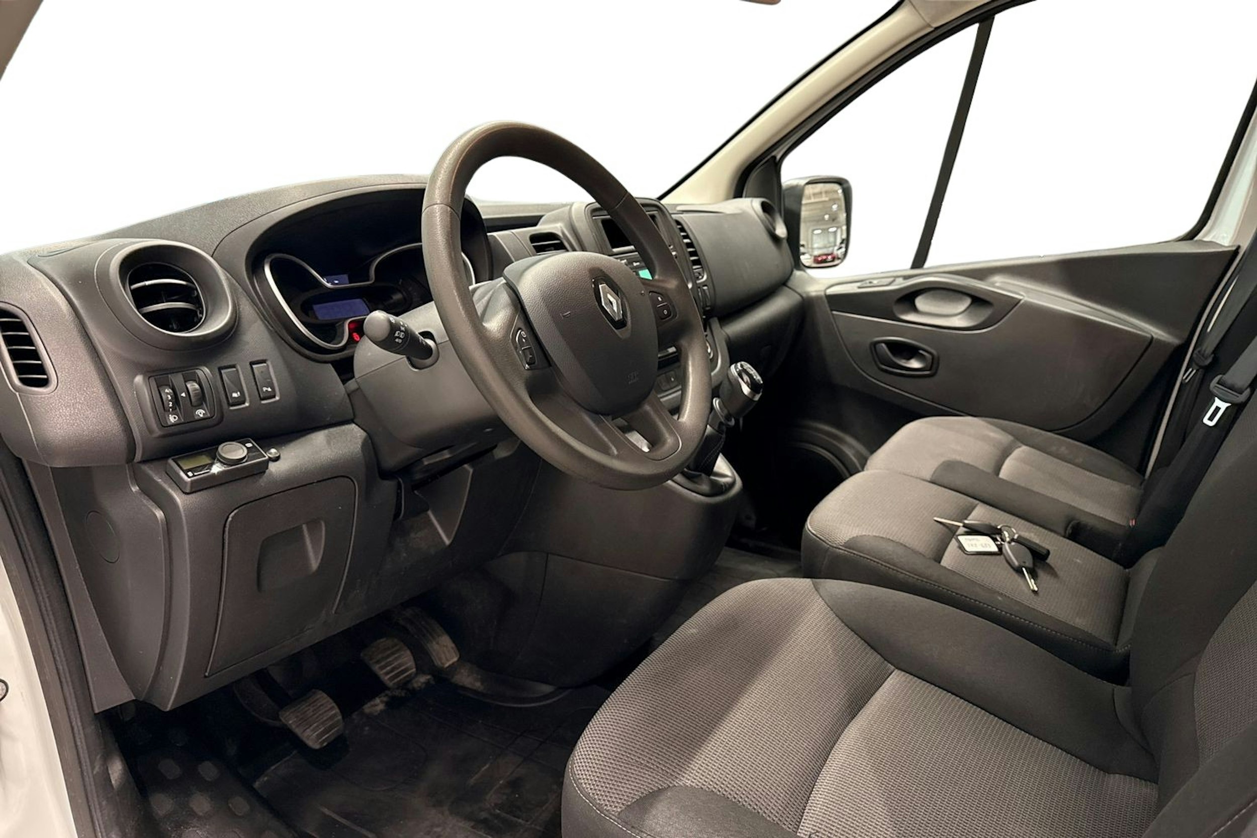 Valkoinen Renault Trafic 2020 kuva 7.