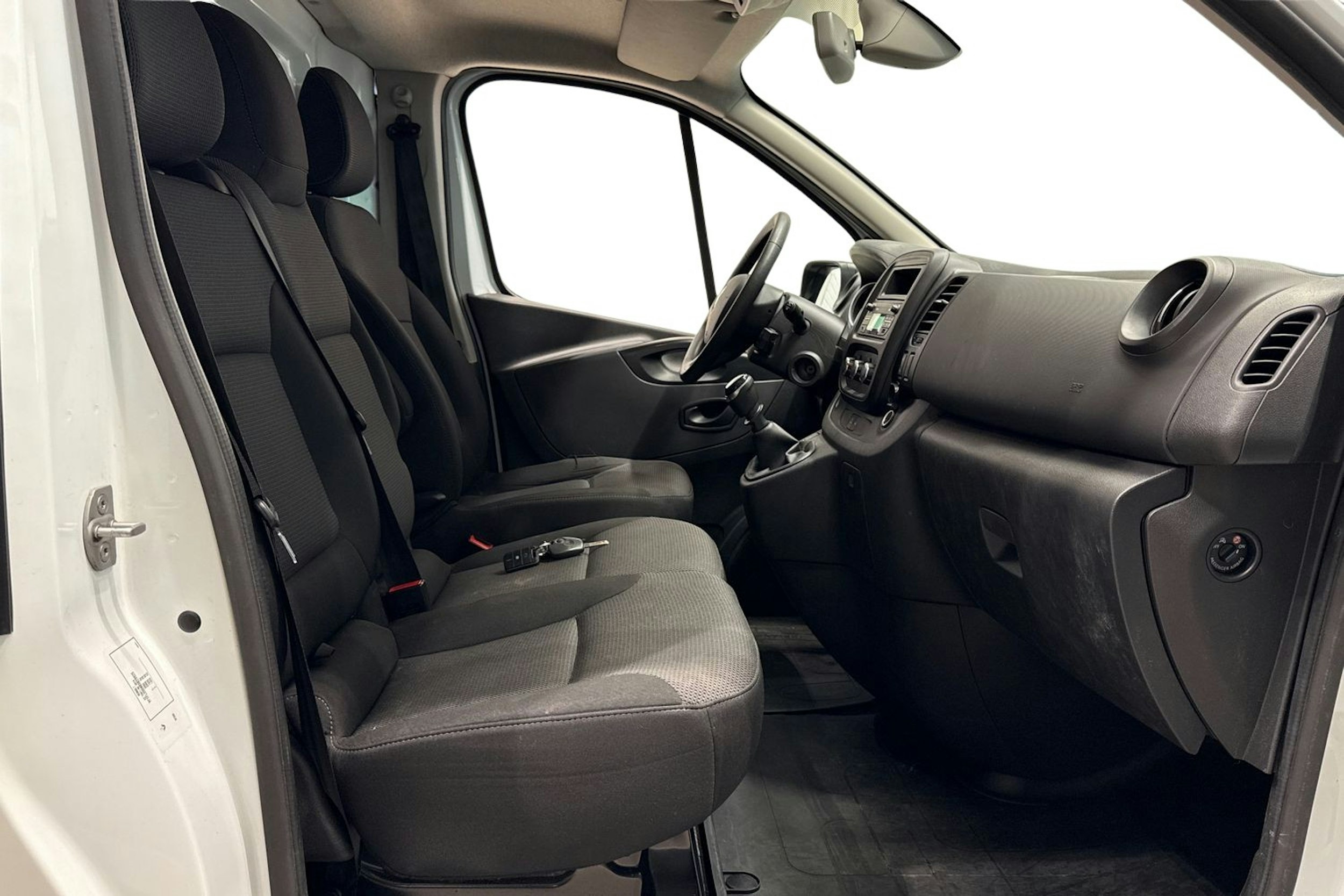 Valkoinen Renault Trafic 2020 kuva 10.