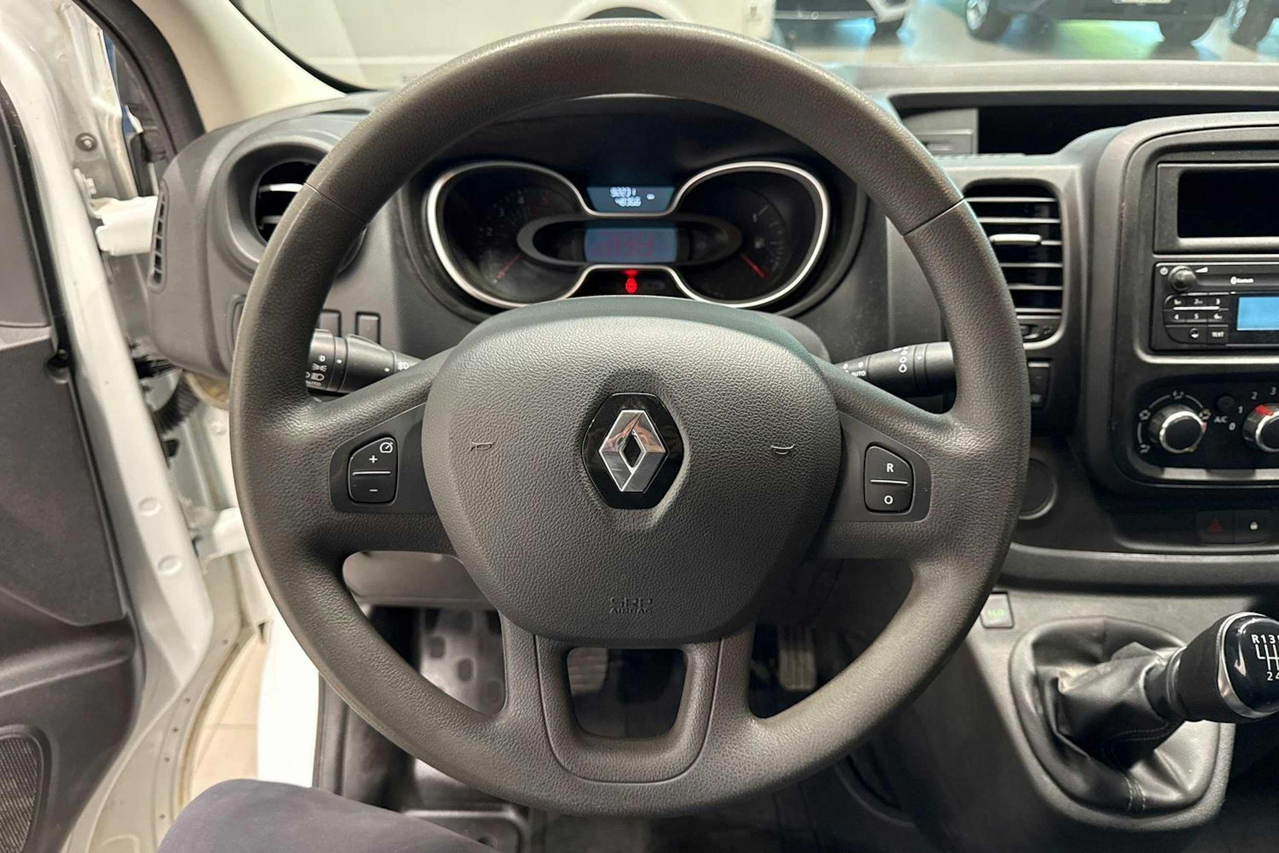 Valkoinen Renault Trafic 2020 kuva 15.