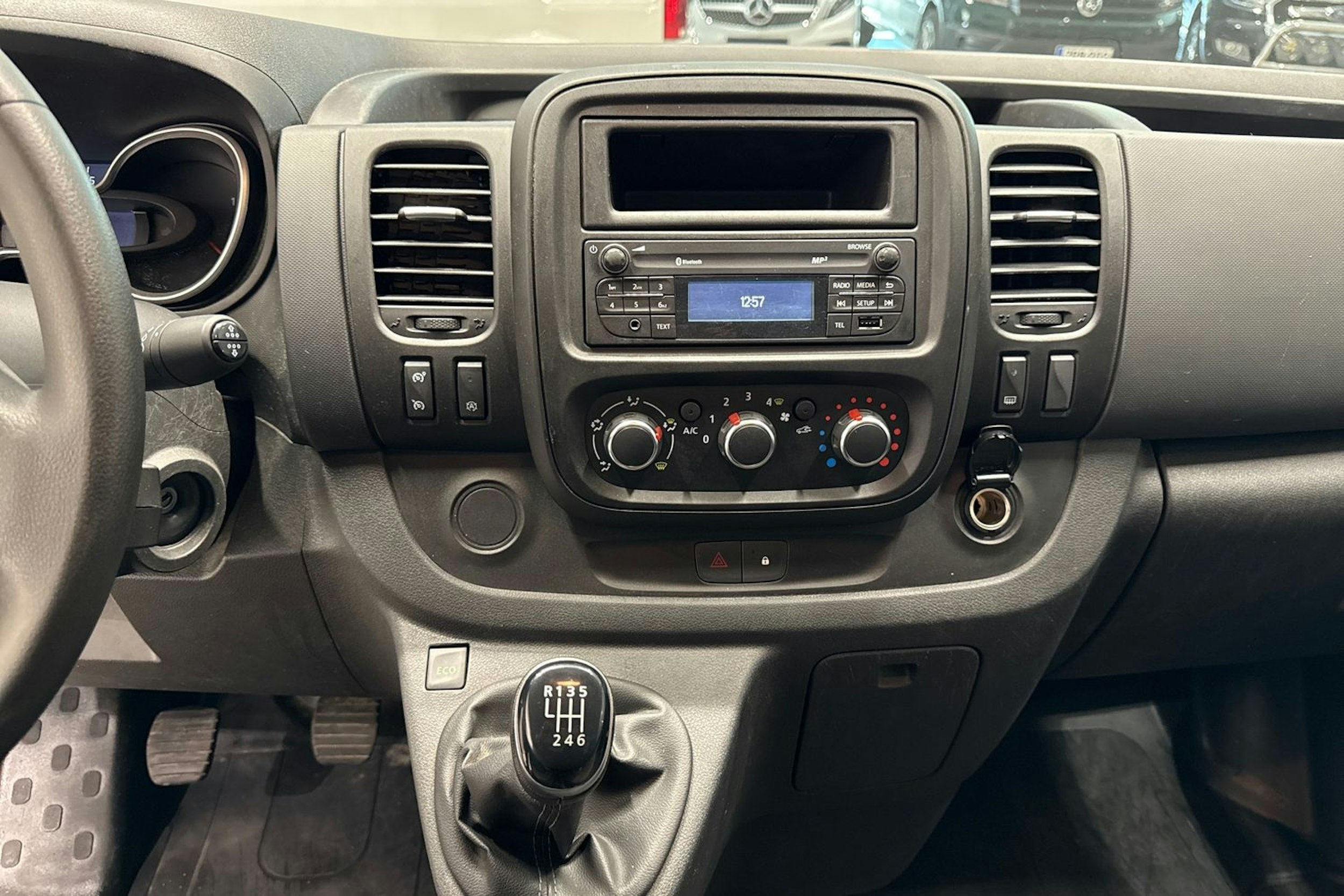 Valkoinen Renault Trafic 2020 kuva 16.