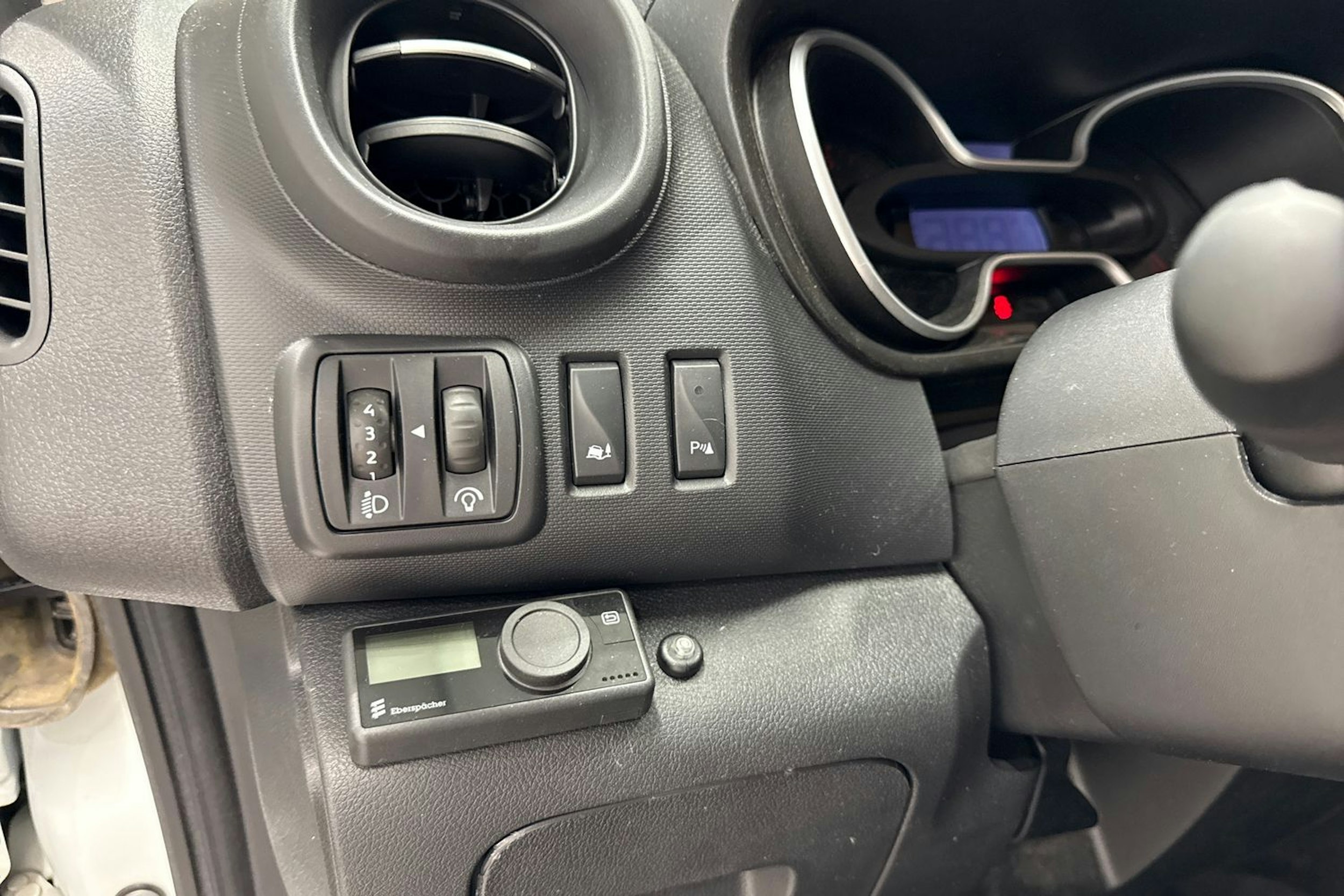 Valkoinen Renault Trafic 2020 kuva 17.