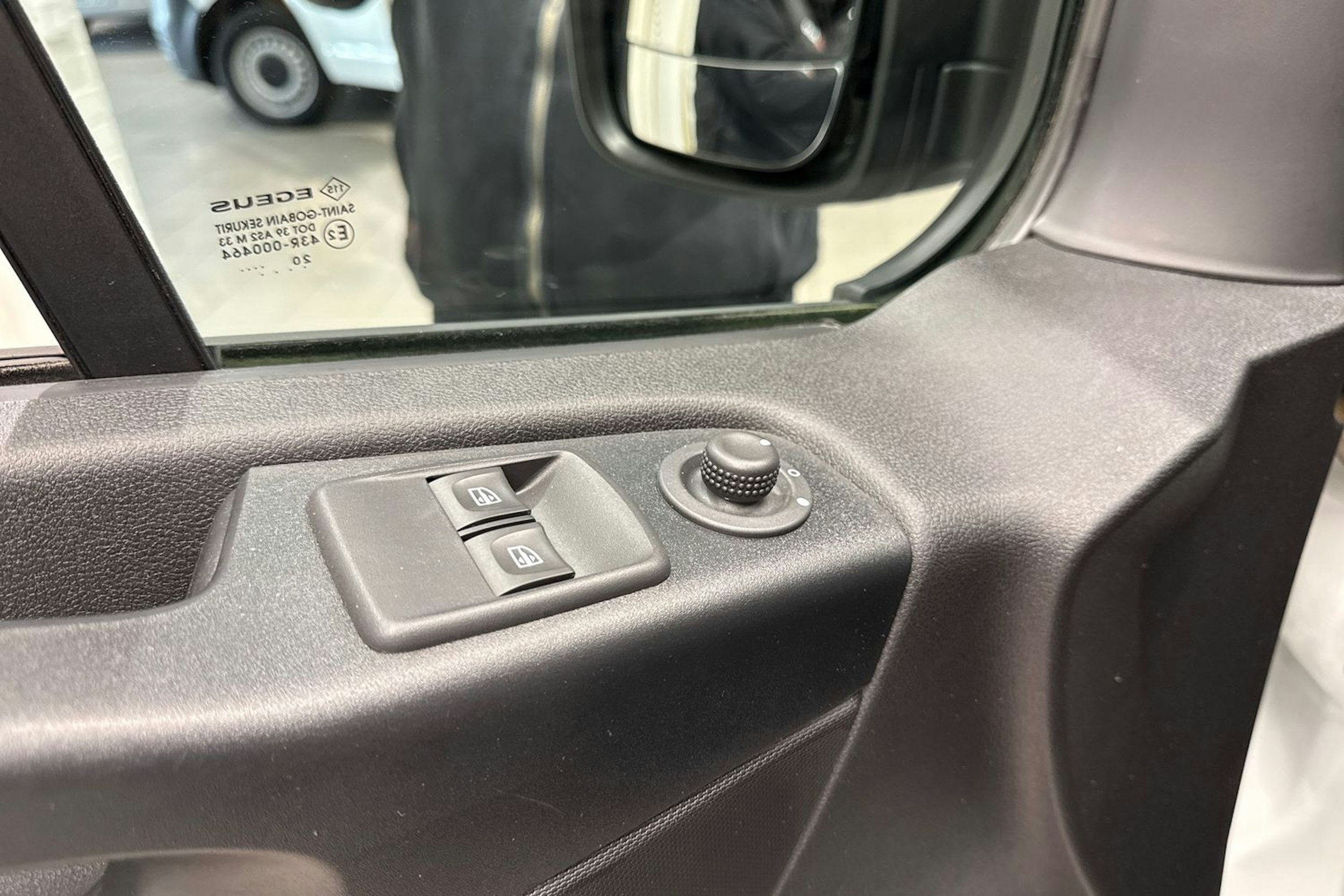Valkoinen Renault Trafic 2020 kuva 18.