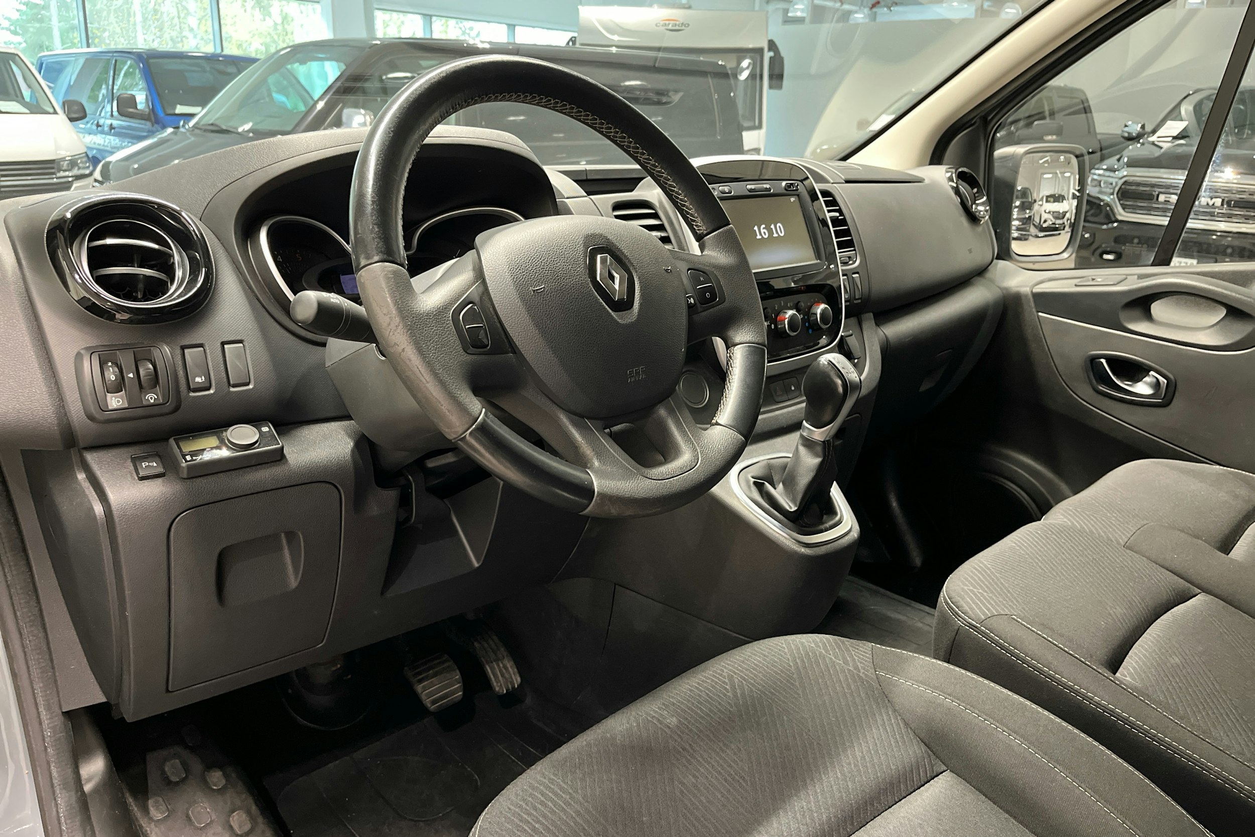 Harmaa Renault Trafic 2020 kuva 6.