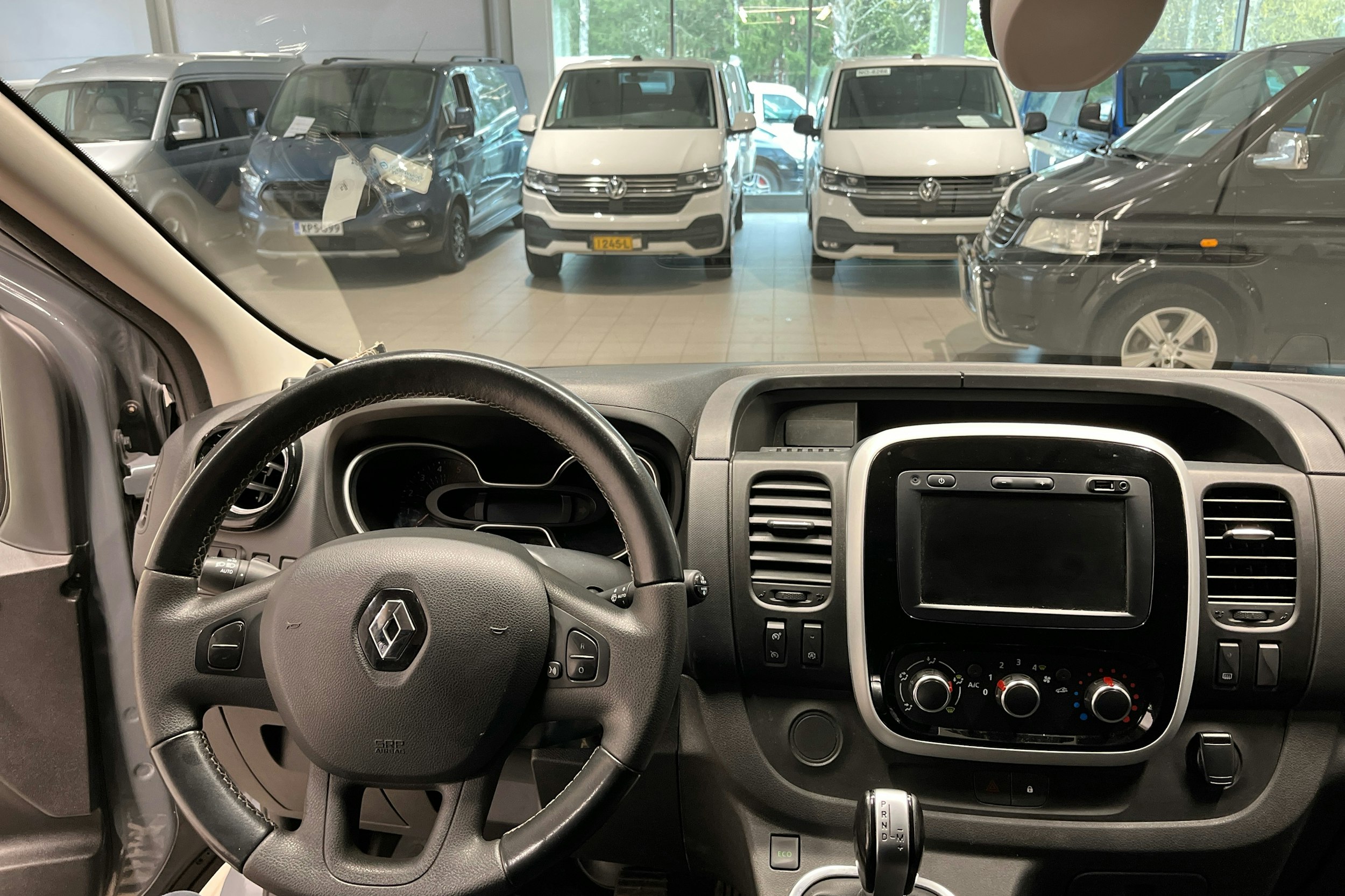 Harmaa Renault Trafic 2020 kuva 7.