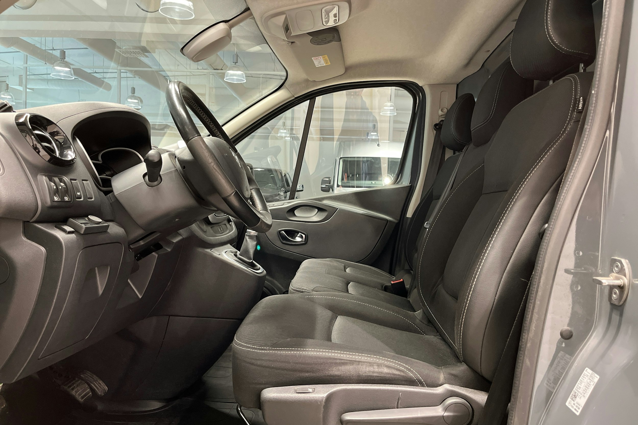 Harmaa Renault Trafic 2020 kuva 8.