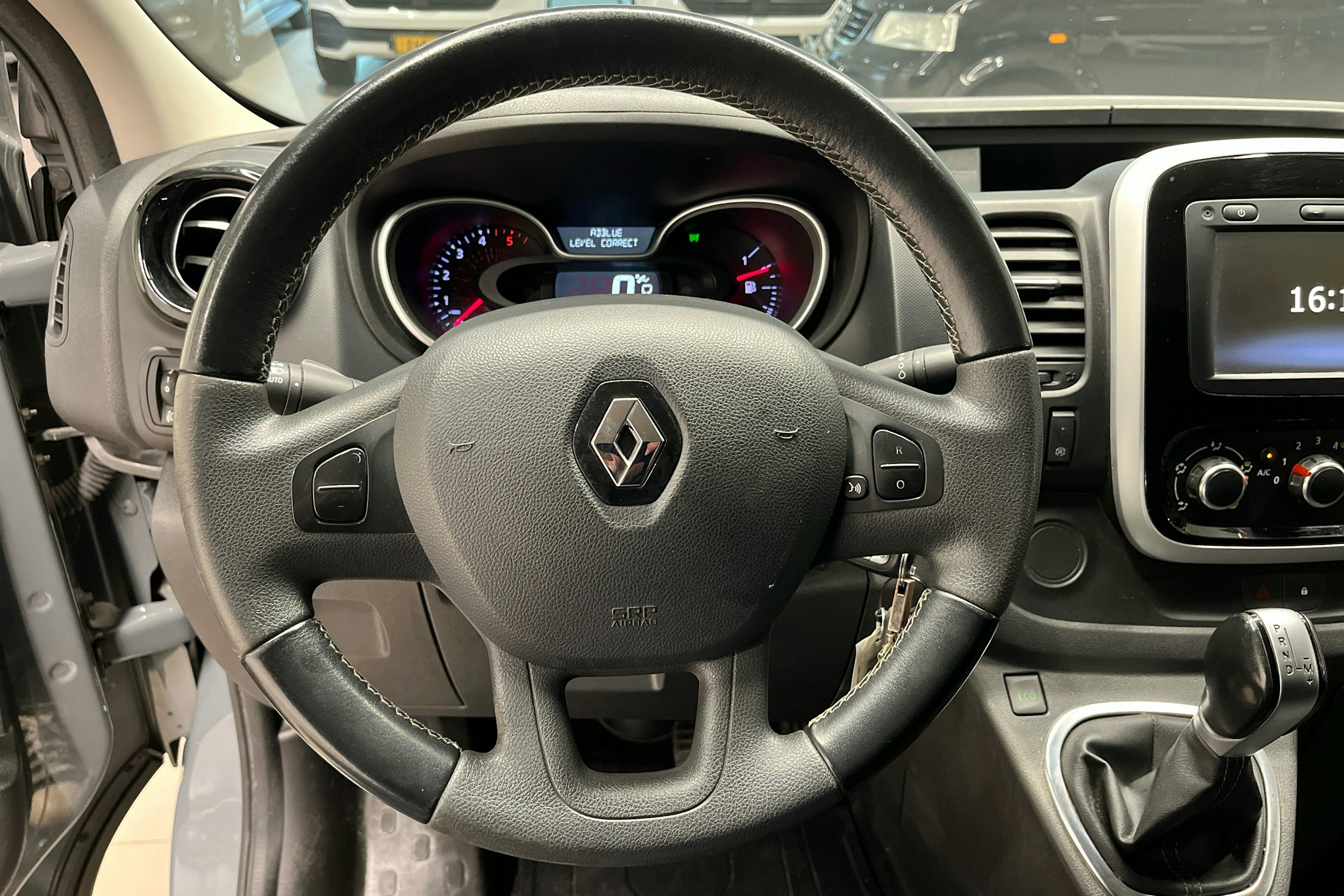 Harmaa Renault Trafic 2020 kuva 10.