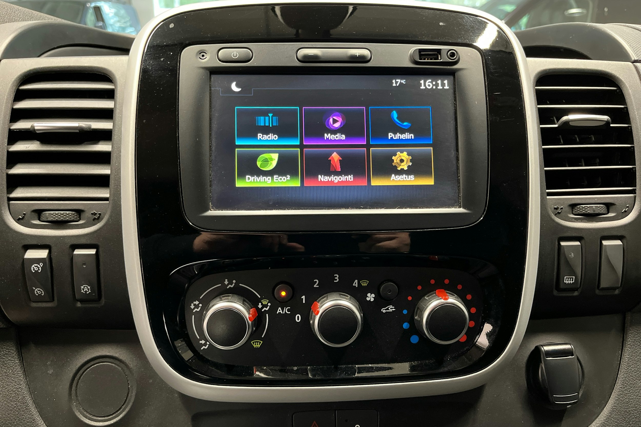 Harmaa Renault Trafic 2020 kuva 11.