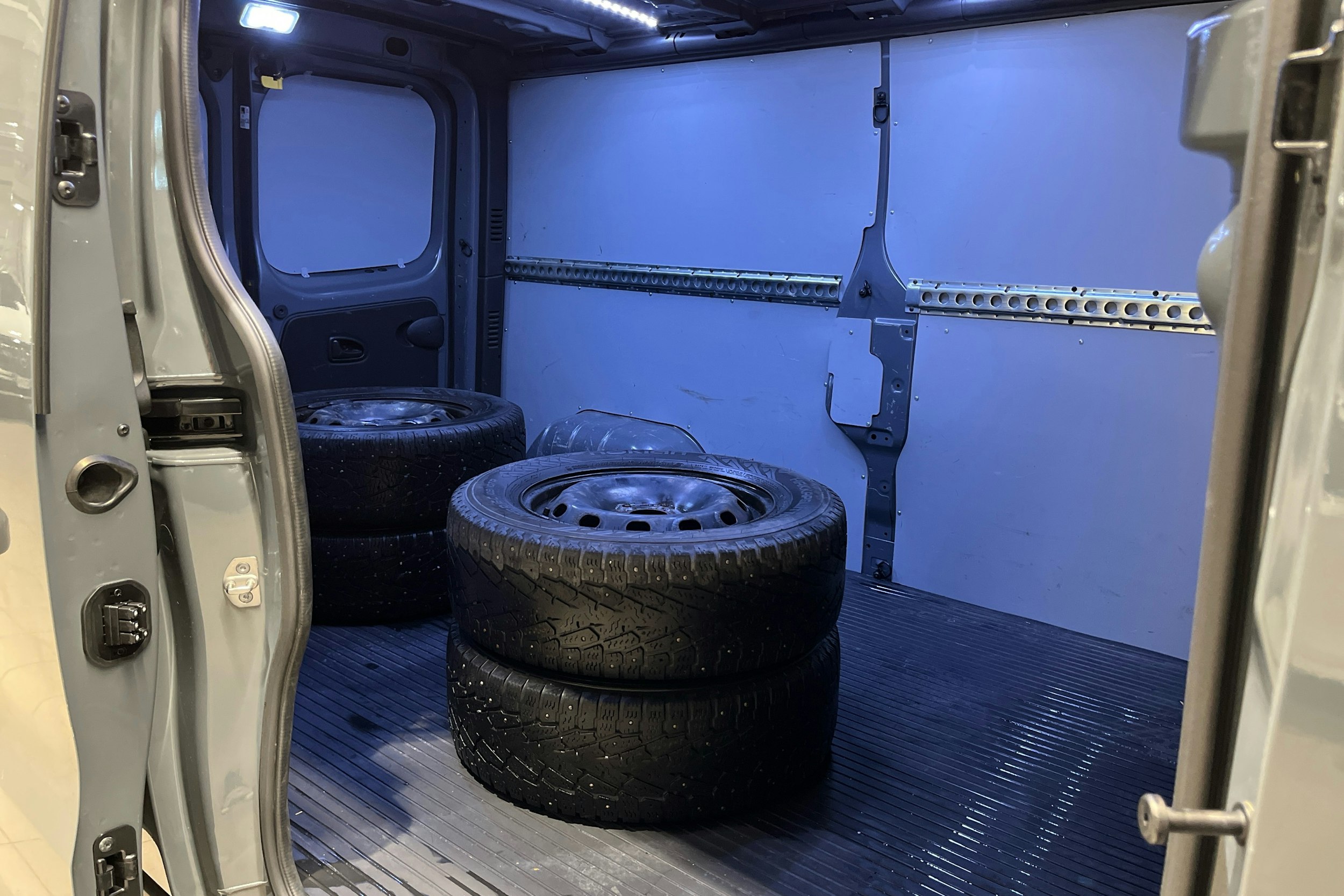 Harmaa Renault Trafic 2020 kuva 13.