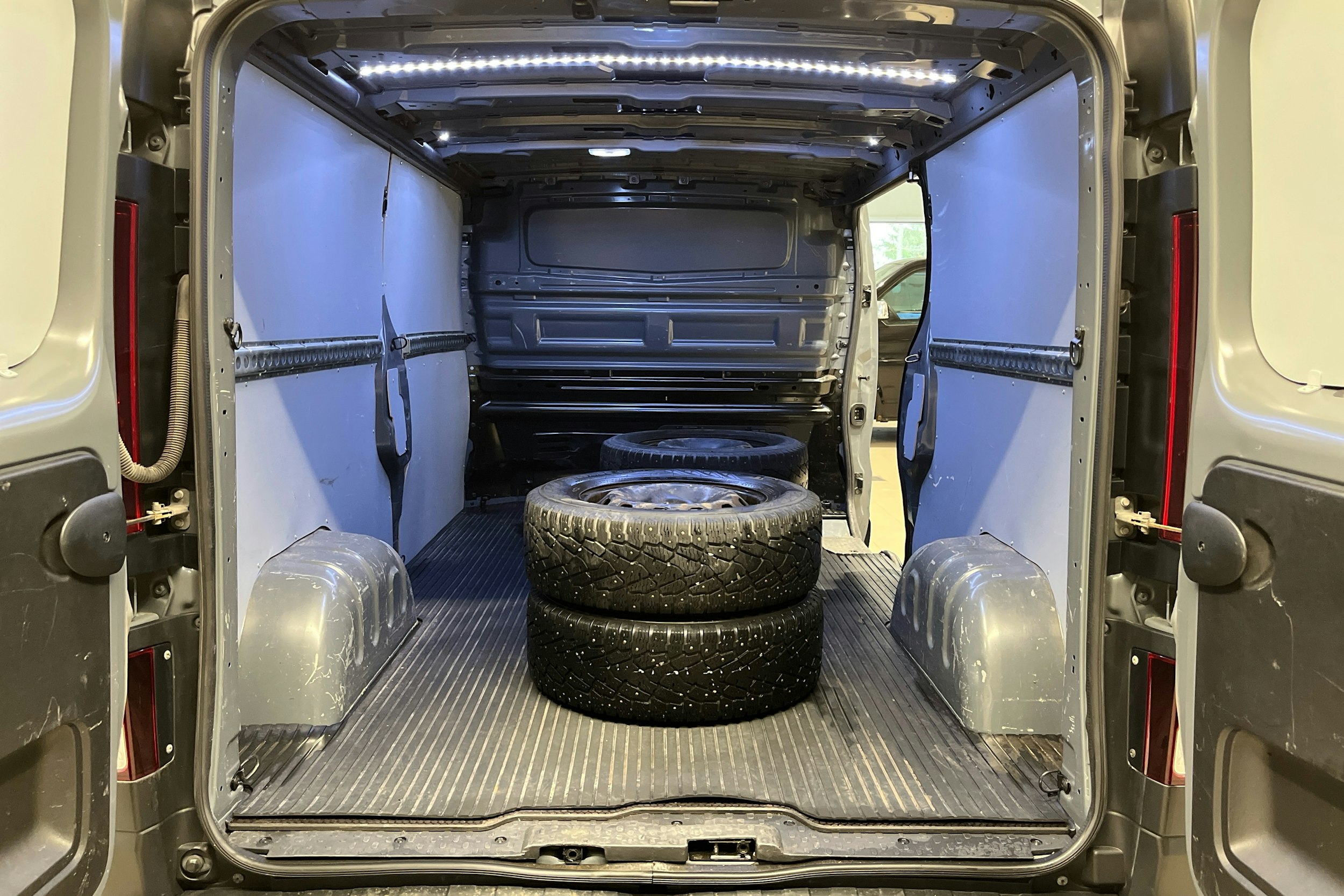 Harmaa Renault Trafic 2020 kuva 14.