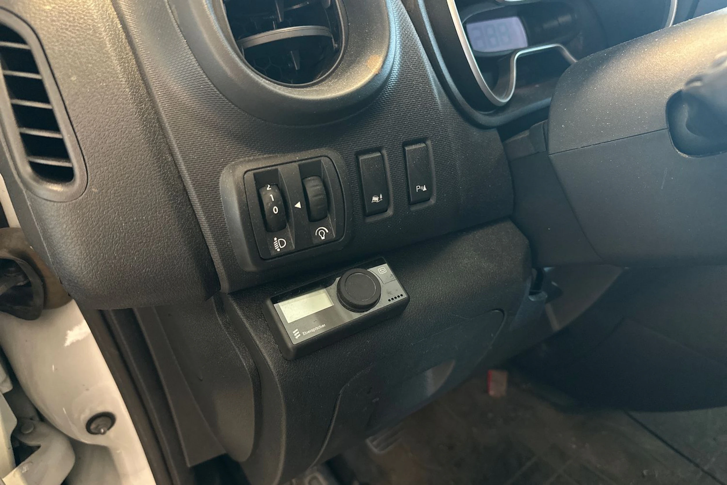 valkoinen Renault Trafic 2020 kuva 4.