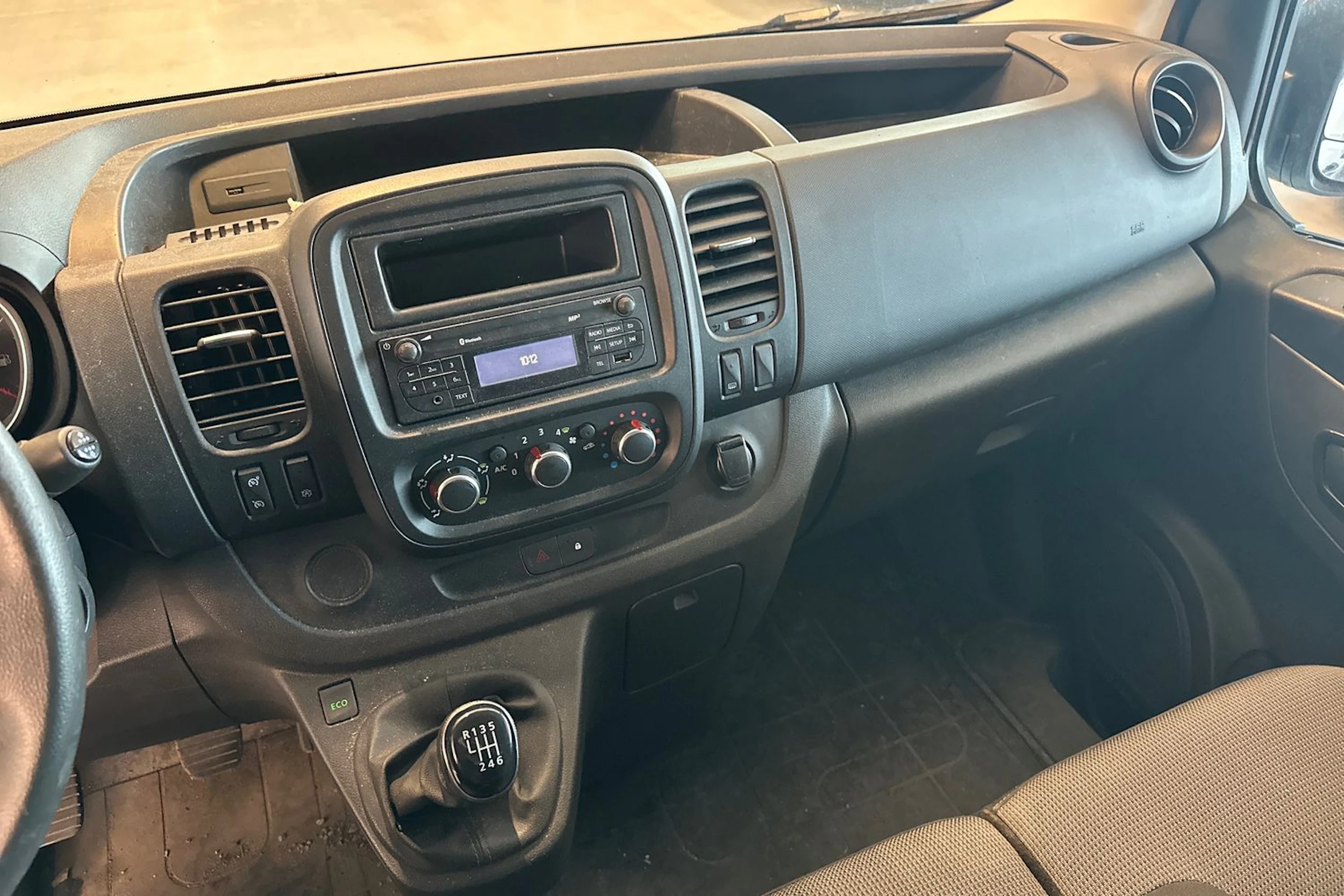 valkoinen Renault Trafic 2020 kuva 5.