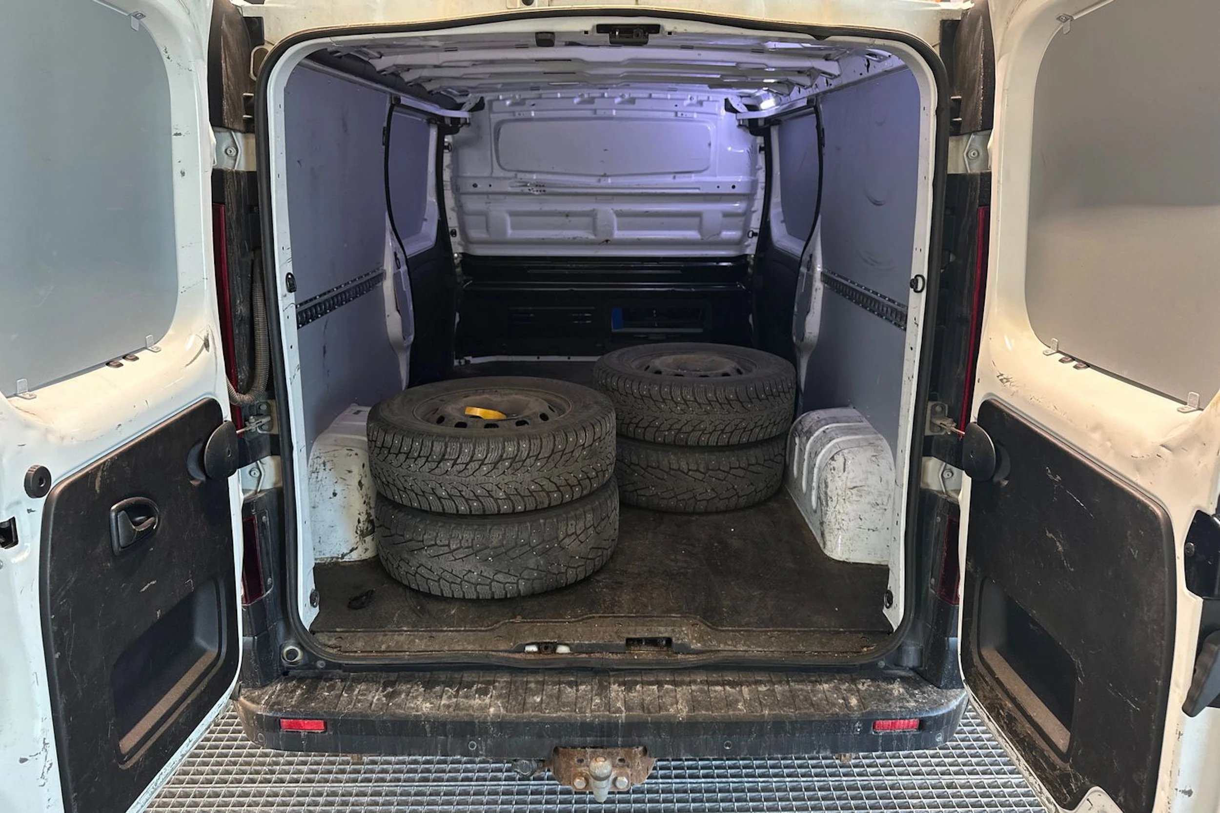 valkoinen Renault Trafic 2020 kuva 6.