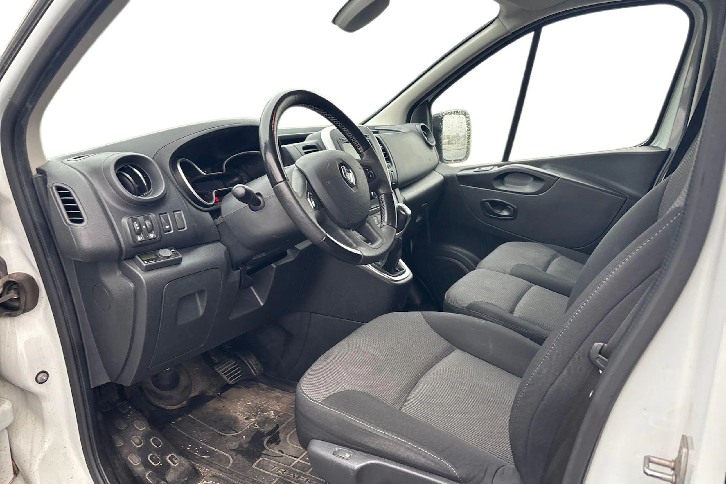 valkoinen Renault Trafic 2020 kuva 3.