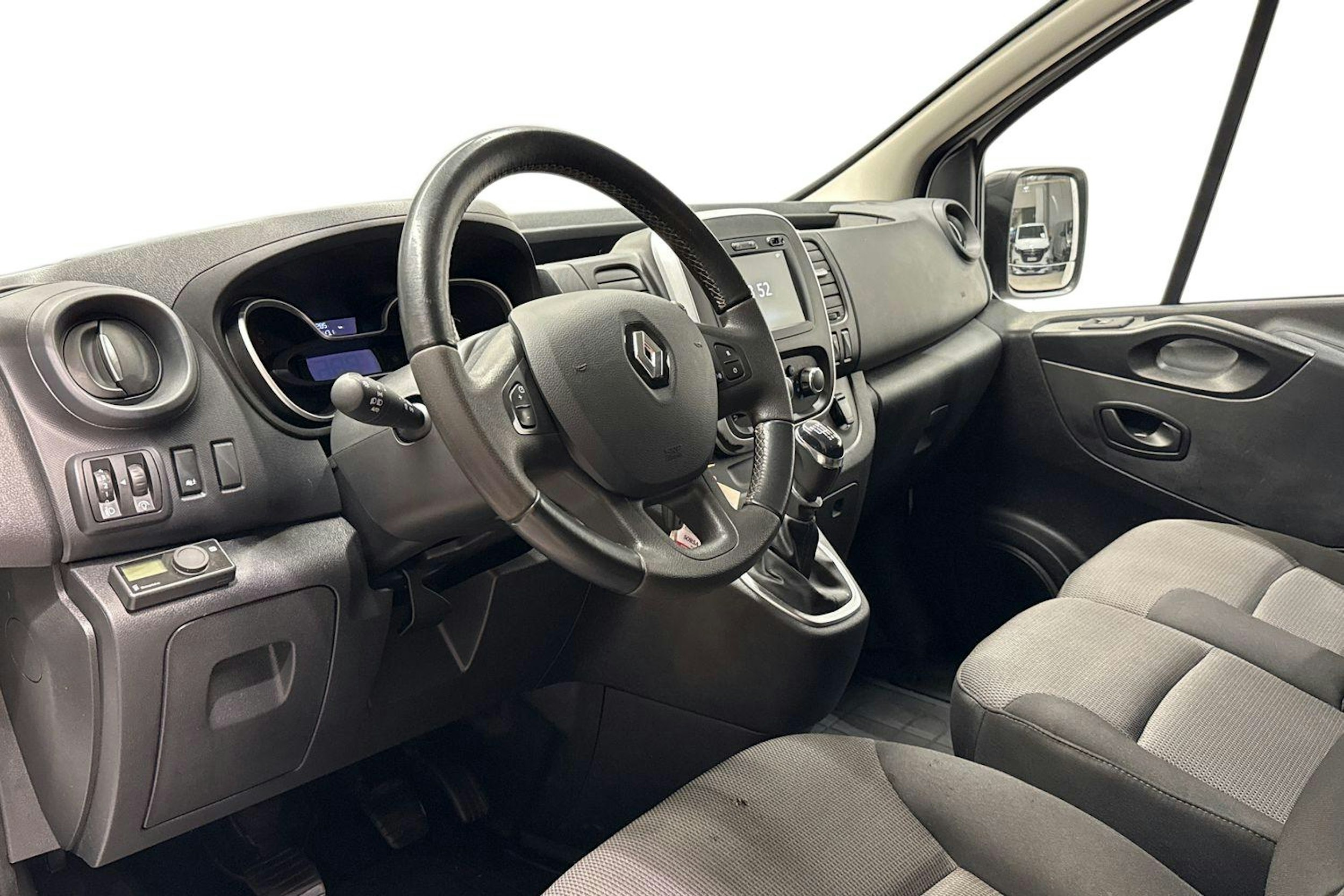 valkoinen Renault Trafic 2020 kuva 8.