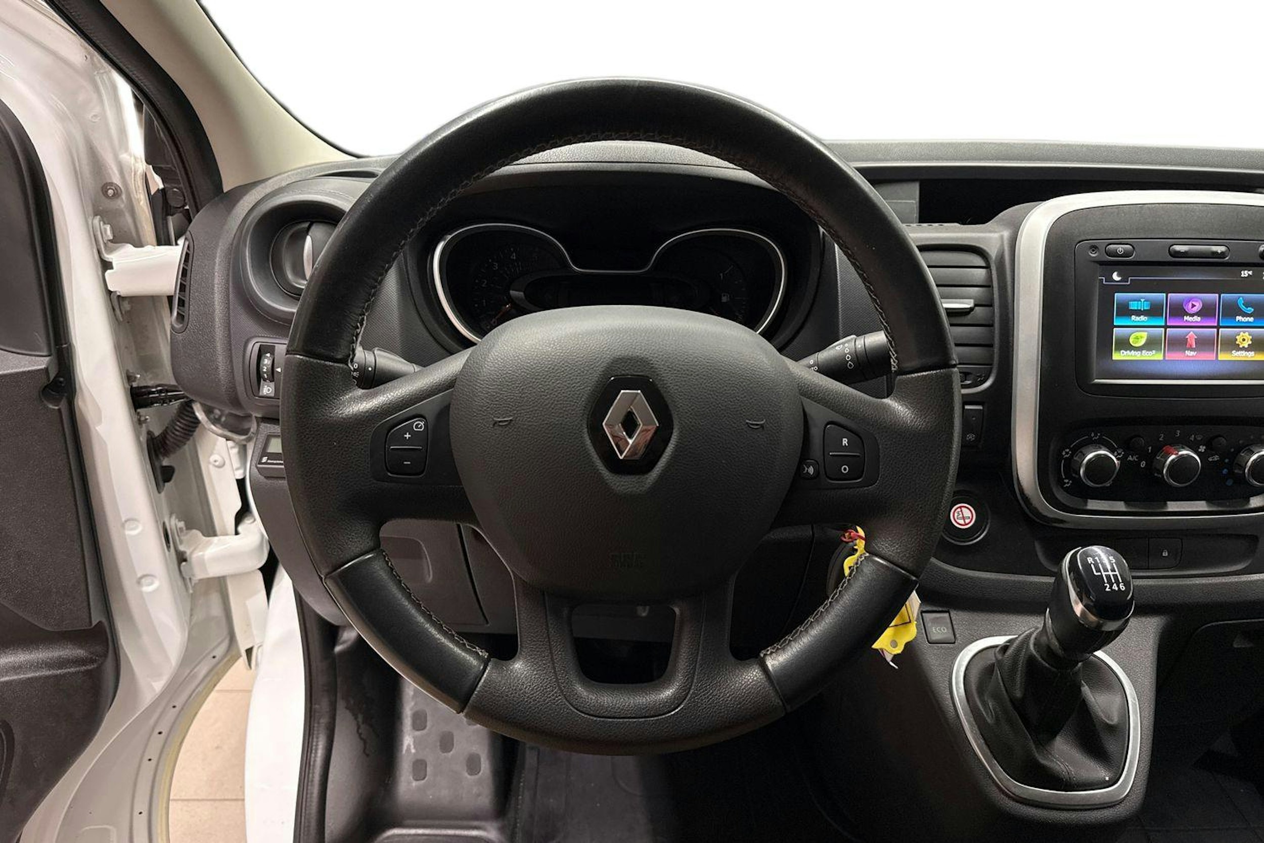 valkoinen Renault Trafic 2020 kuva 9.