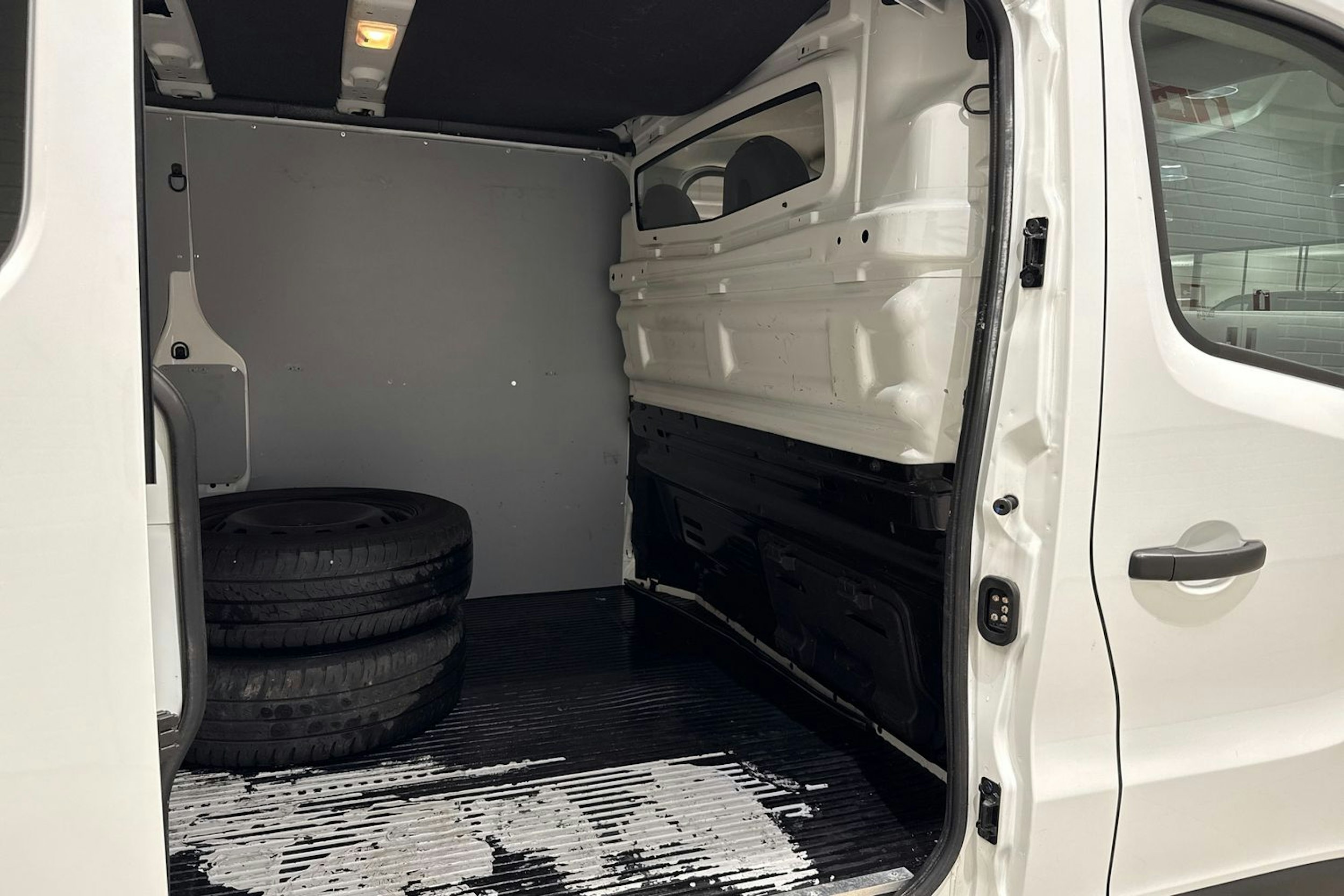 valkoinen Renault Trafic 2020 kuva 15.