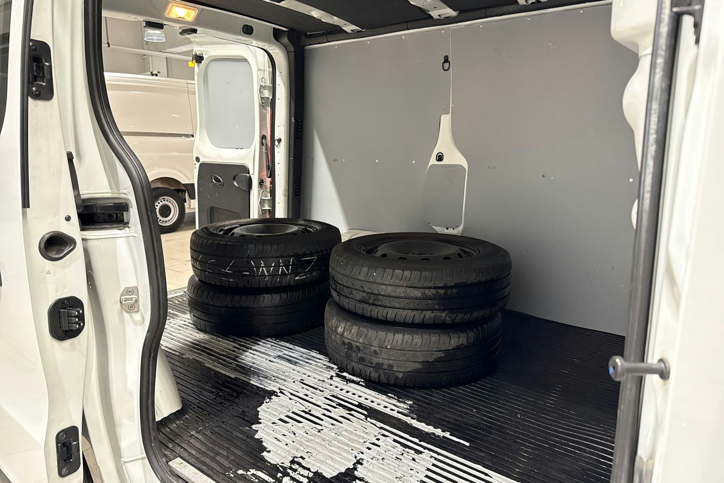 valkoinen Renault Trafic 2020 kuva 16.