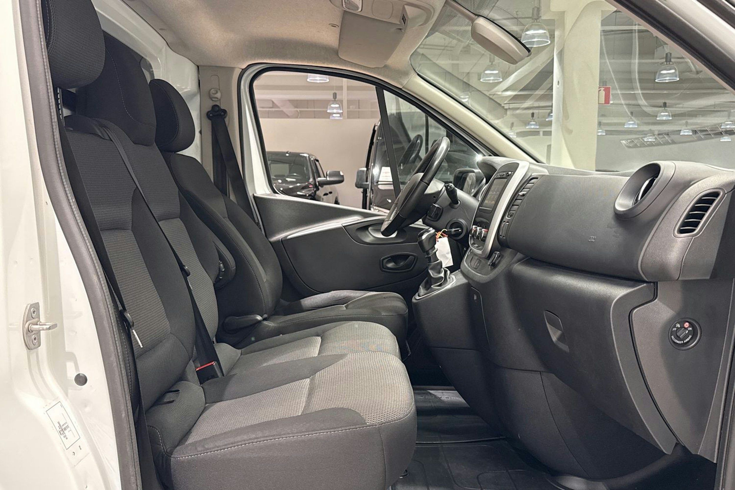 valkoinen Renault Trafic 2020 kuva 17.