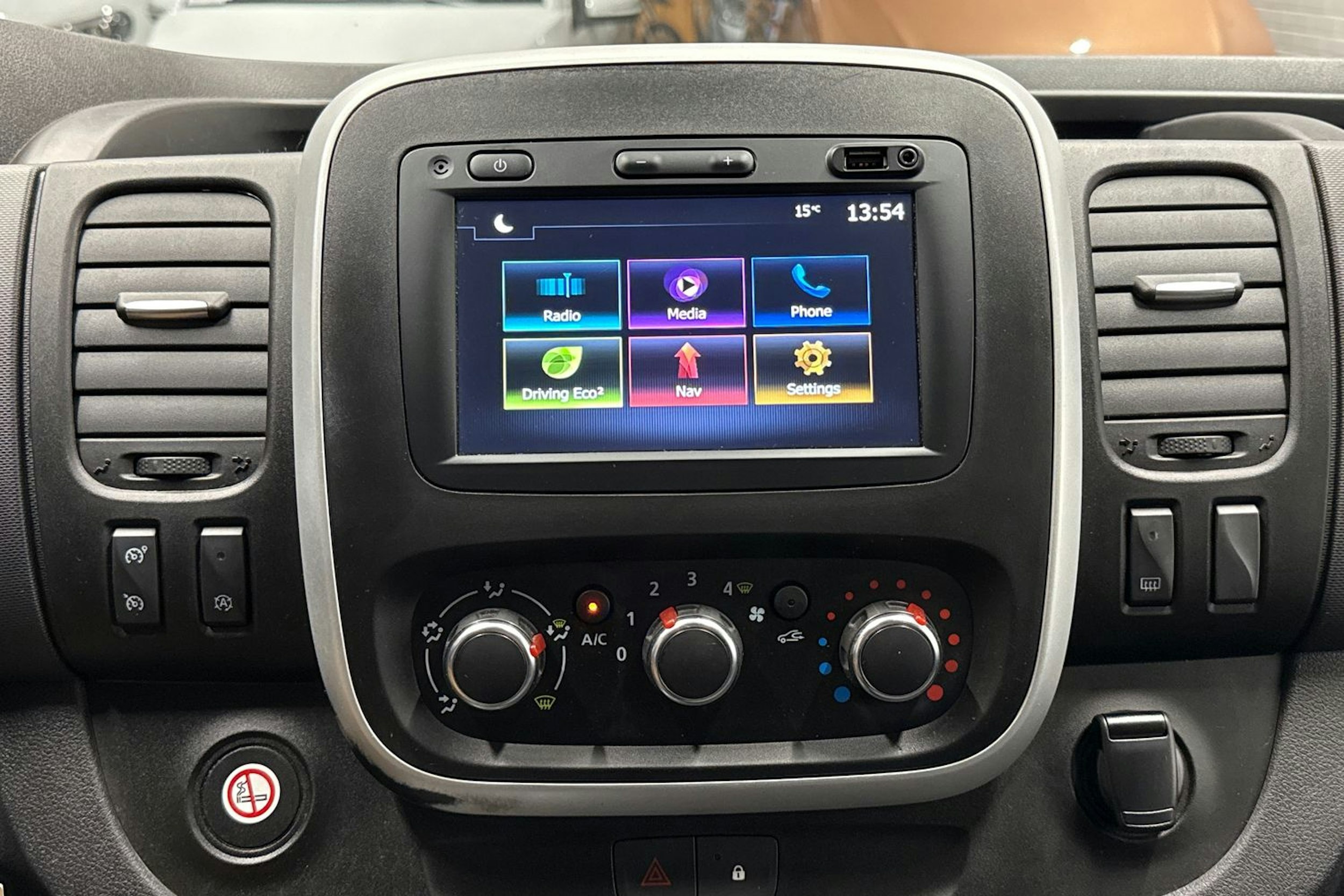 valkoinen Renault Trafic 2020 kuva 18.